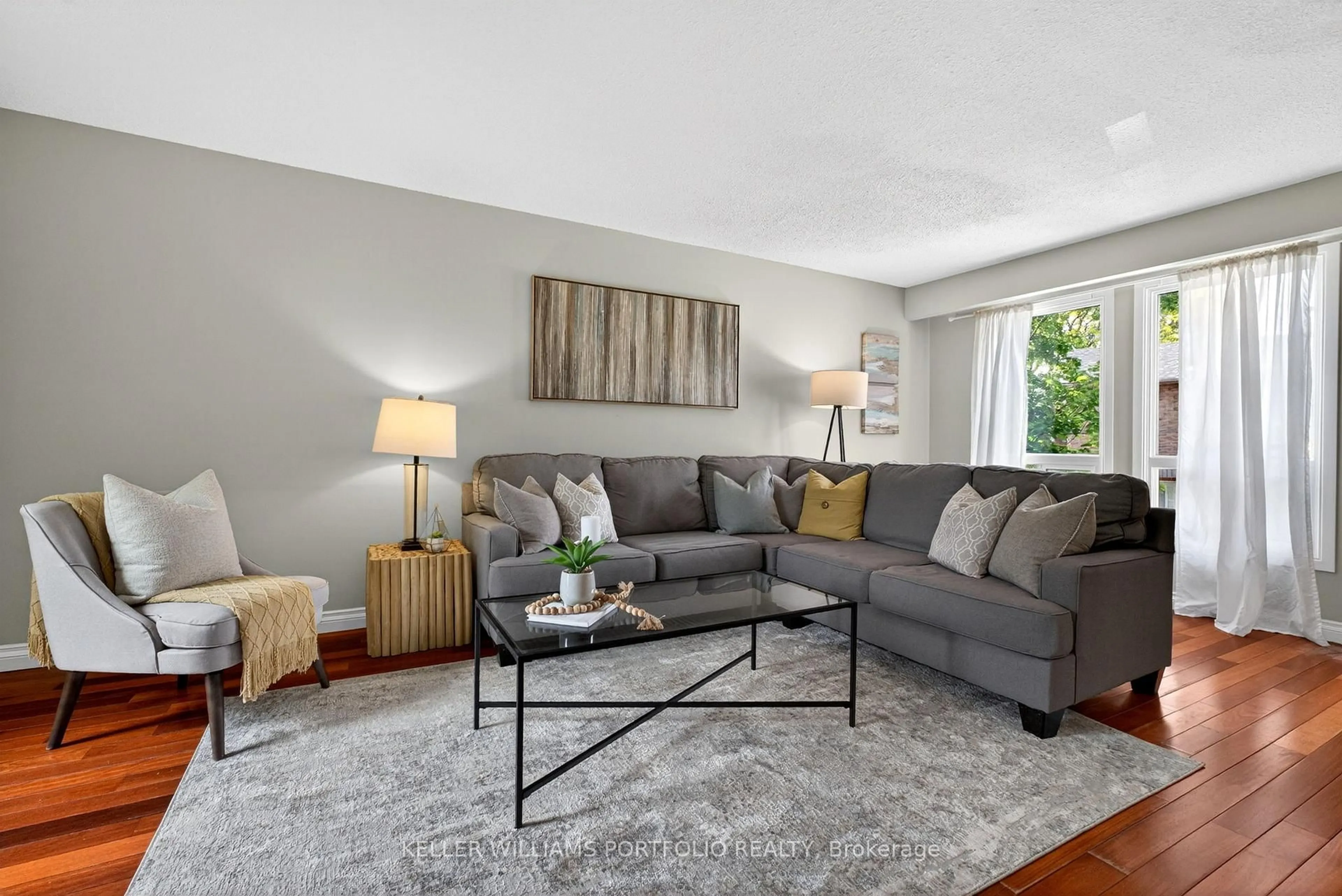 Living room with furniture, unknown for 900 Dundas St #20, Mississauga Ontario L5C 3B3