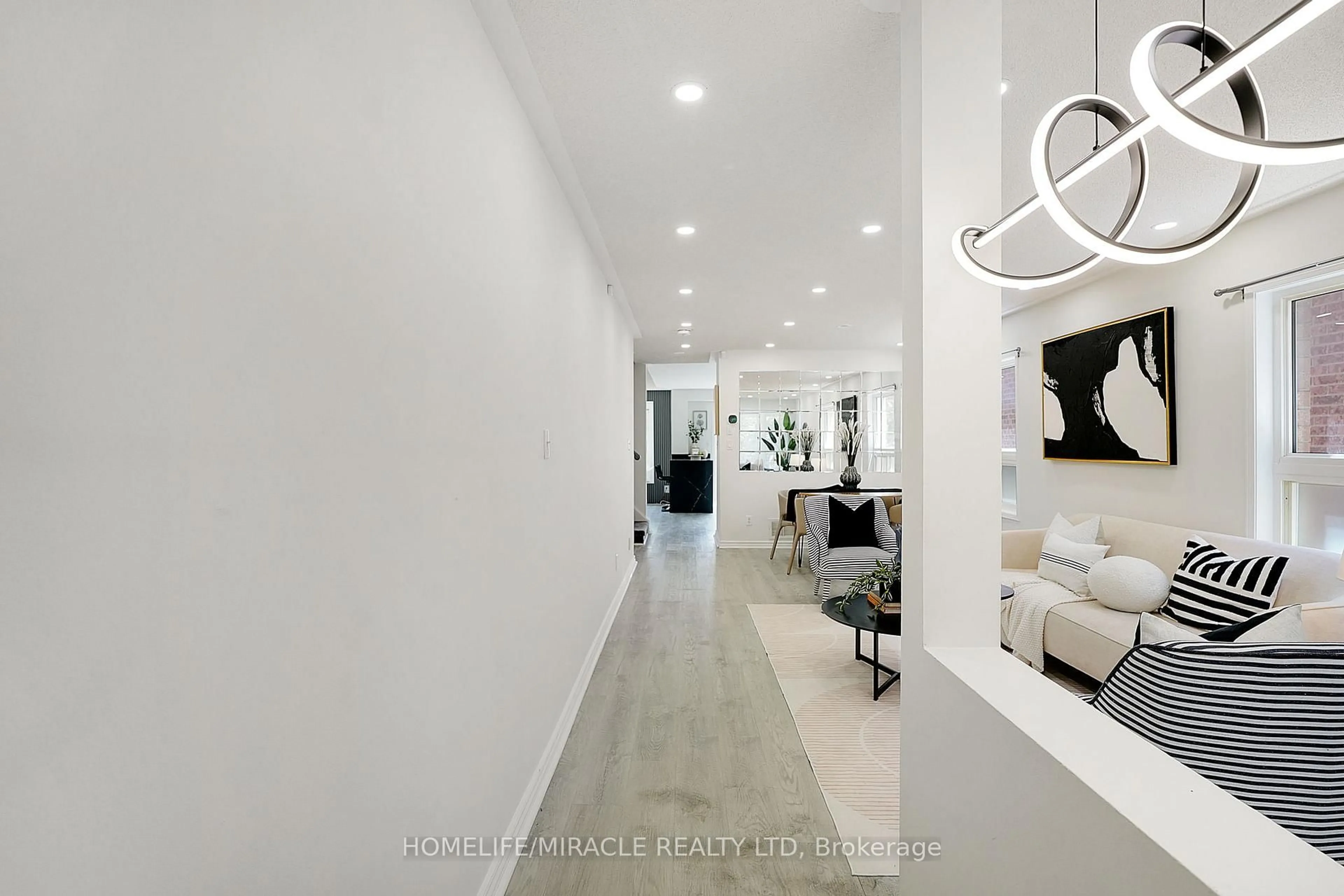 Indoor entryway for 22 Chestermere Cres, Brampton Ontario L7A 2E8