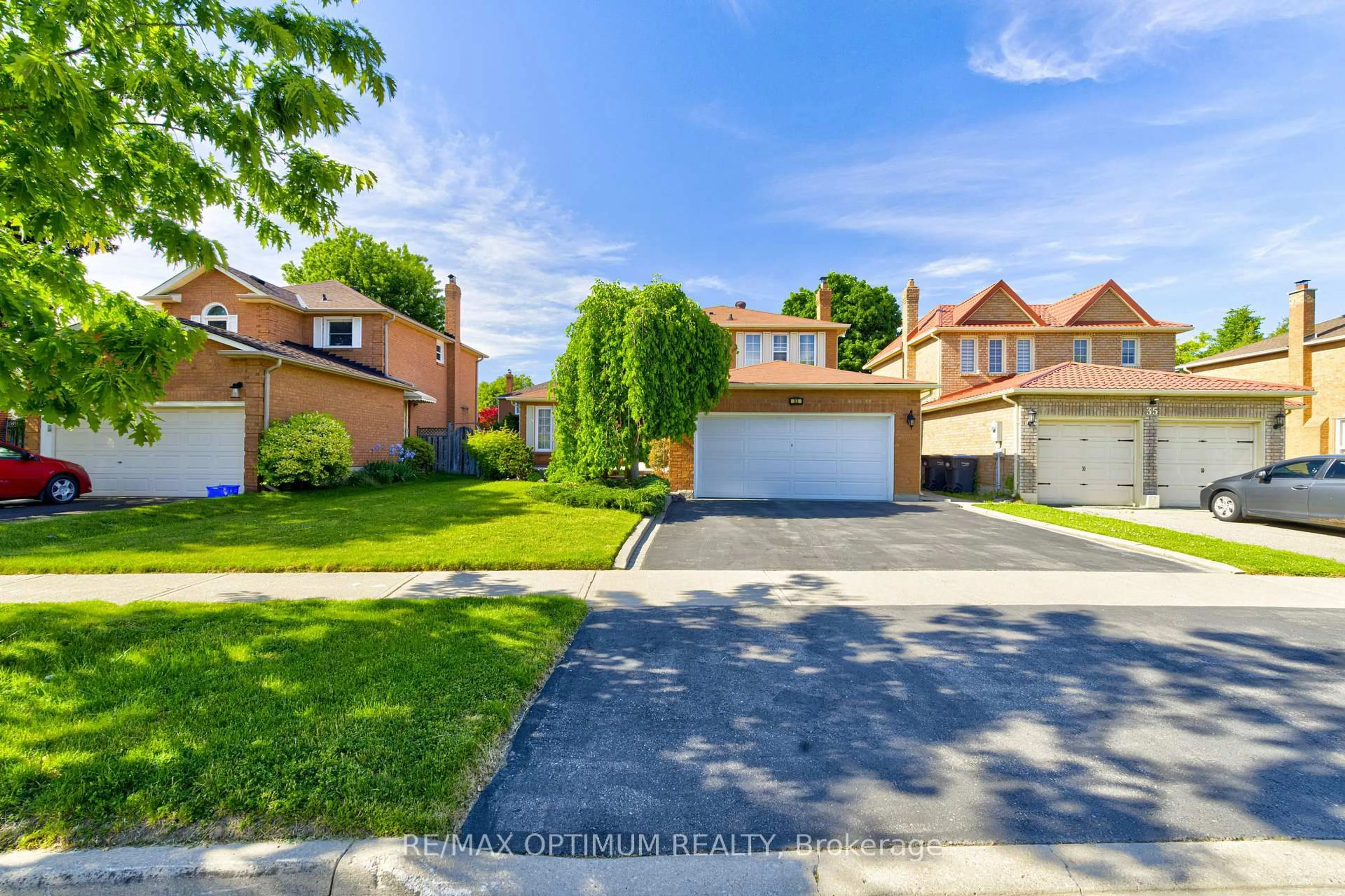A pic from outside/outdoor area/front of a property/back of a property/a pic from drone, street for 33 Corkett Dr, Brampton Ontario L6X 3G1
