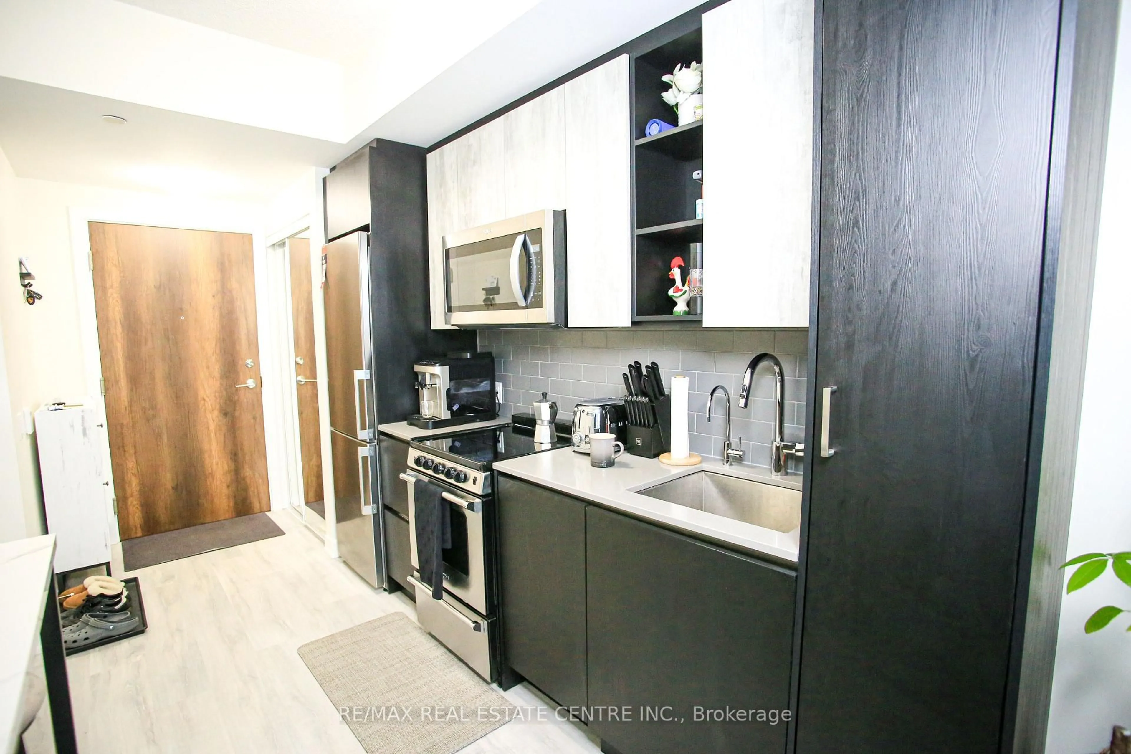 Standard kitchen, unknown for 251 Manitoba St #519, Toronto Ontario M8Y 0C7