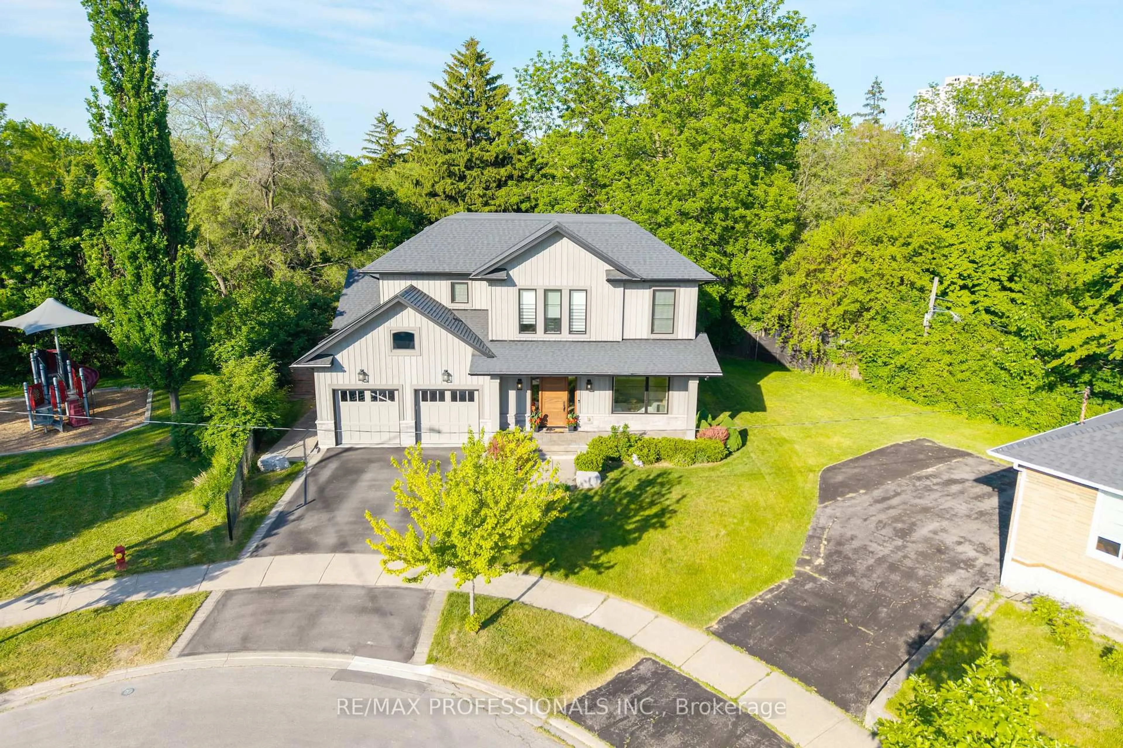 A pic from outside/outdoor area/front of a property/back of a property/a pic from drone, street for 18 Florence Dr, Oakville Ontario L6K 1V6