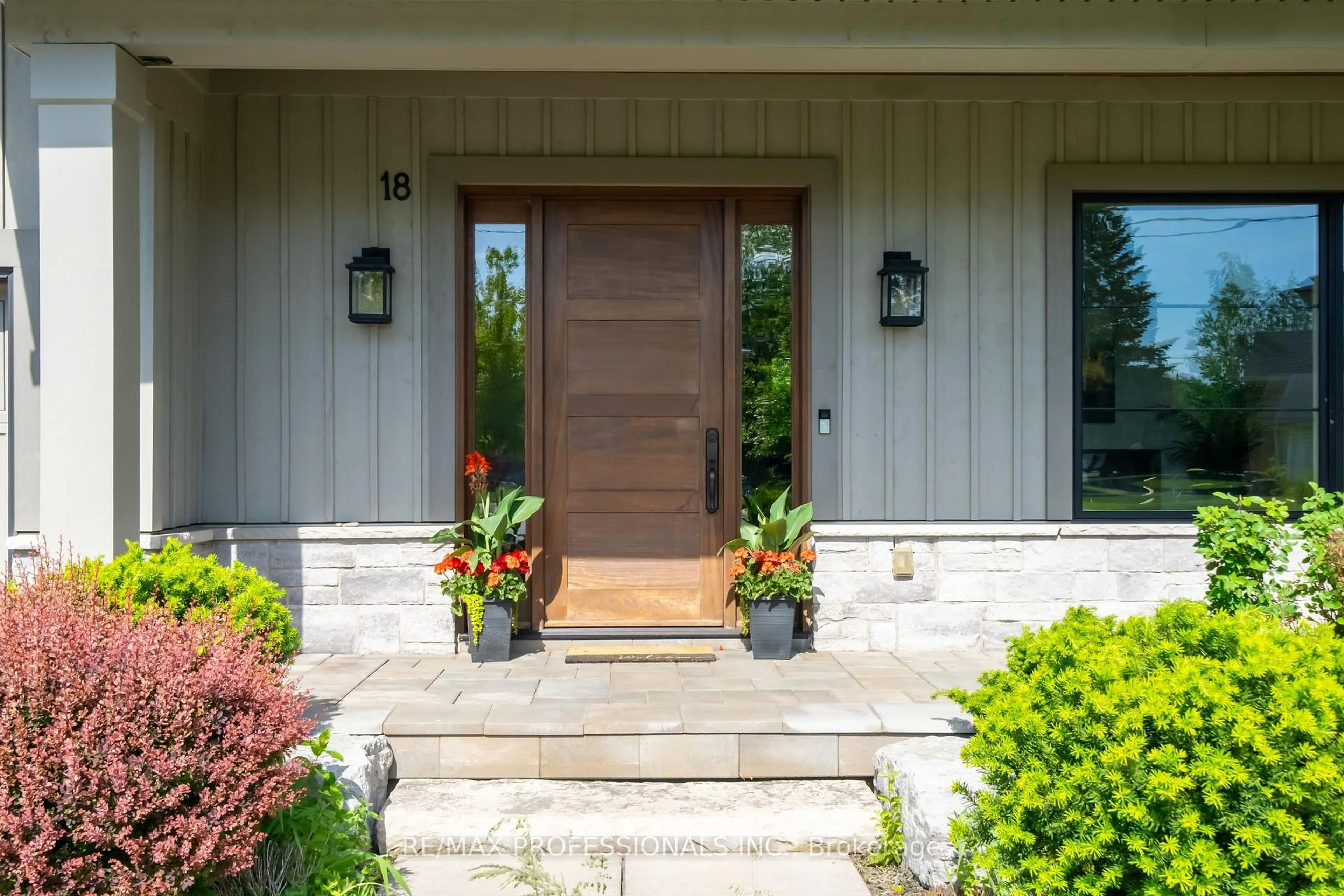 Indoor entryway for 18 Florence Dr, Oakville Ontario L6K 1V6