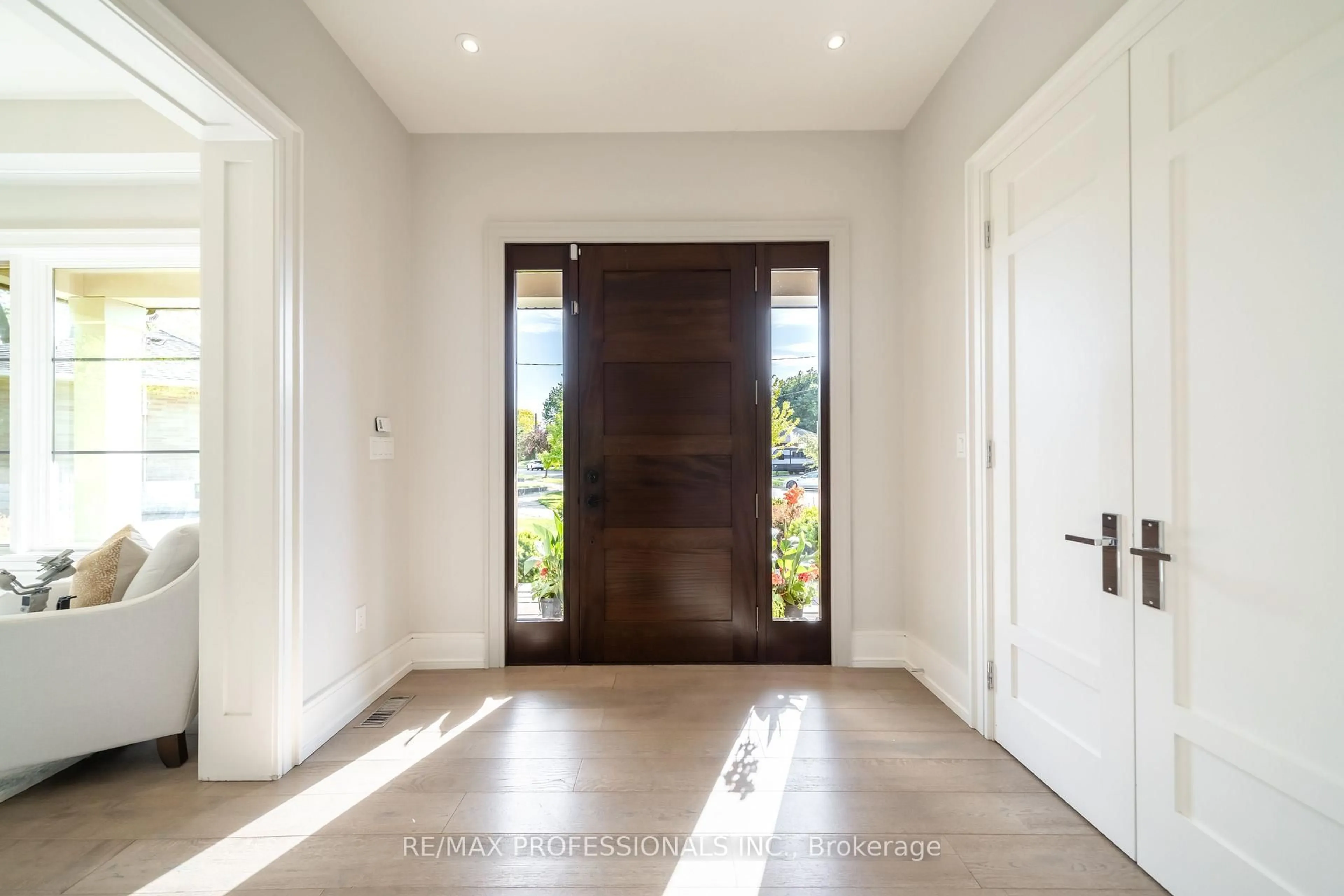 Indoor entryway for 18 Florence Dr, Oakville Ontario L6K 1V6