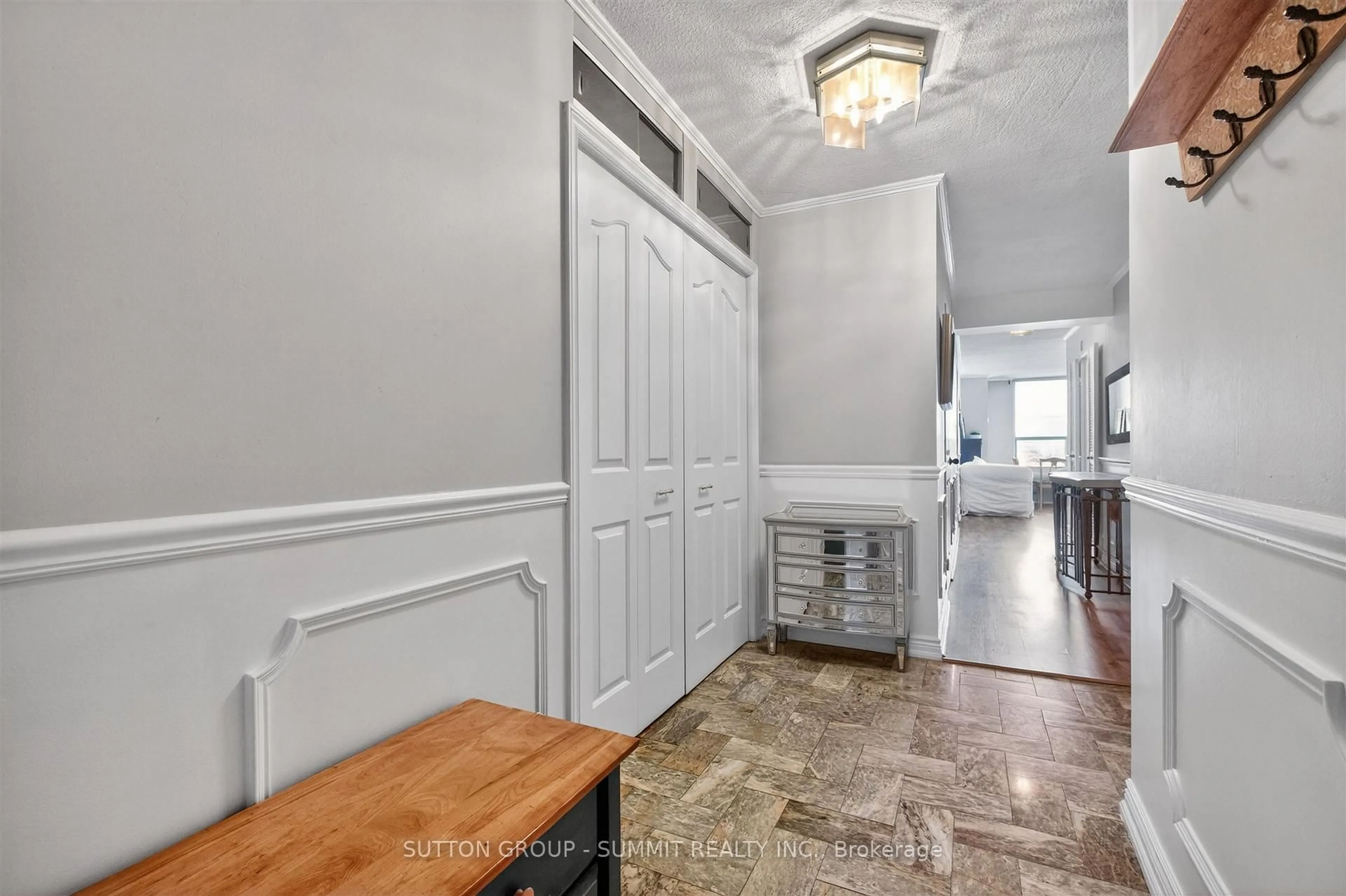 Indoor entryway for 1535 LAKESHORE Rd #1606, Mississauga Ontario L5E 3E2