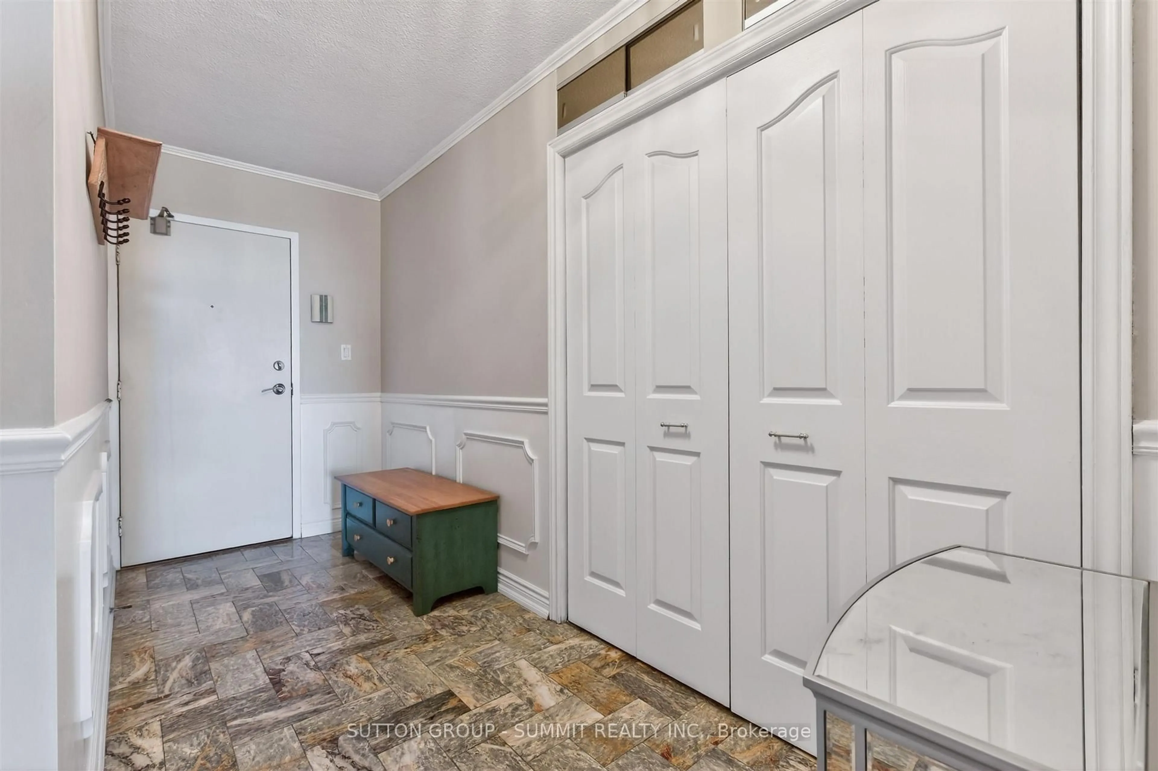 Indoor entryway for 1535 LAKESHORE Rd #1606, Mississauga Ontario L5E 3E2