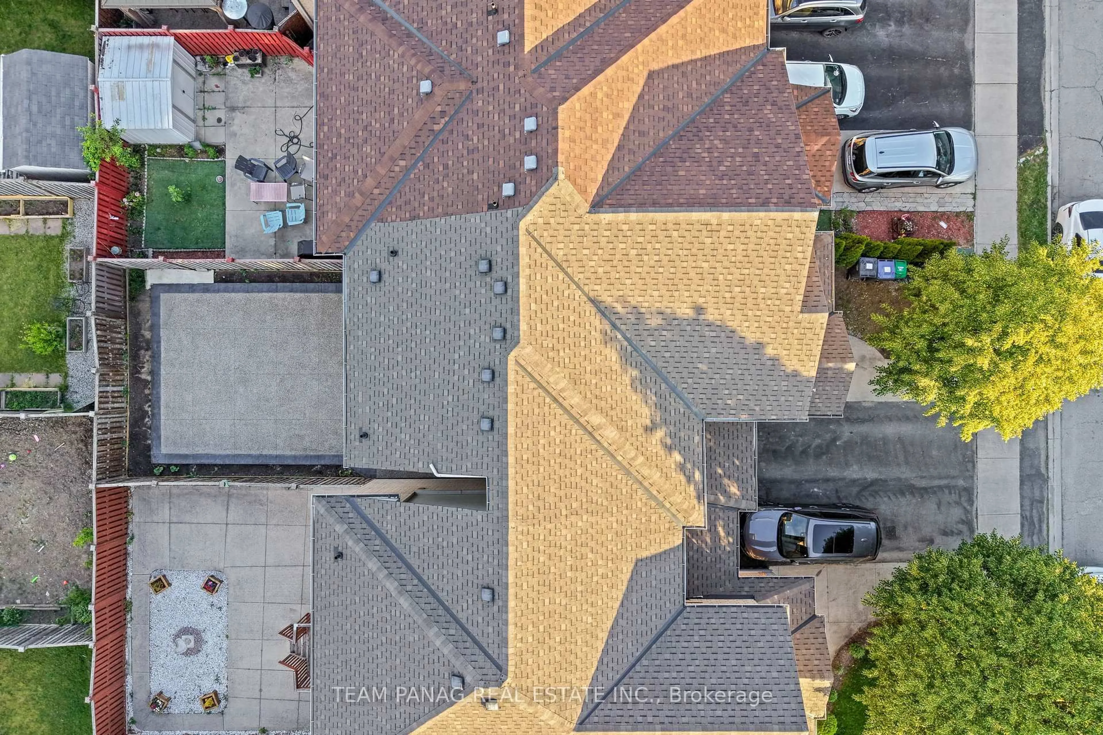 A pic from outside/outdoor area/front of a property/back of a property/a pic from drone, street for 31 Snowshoe Lane, Brampton Ontario L6R 0J6