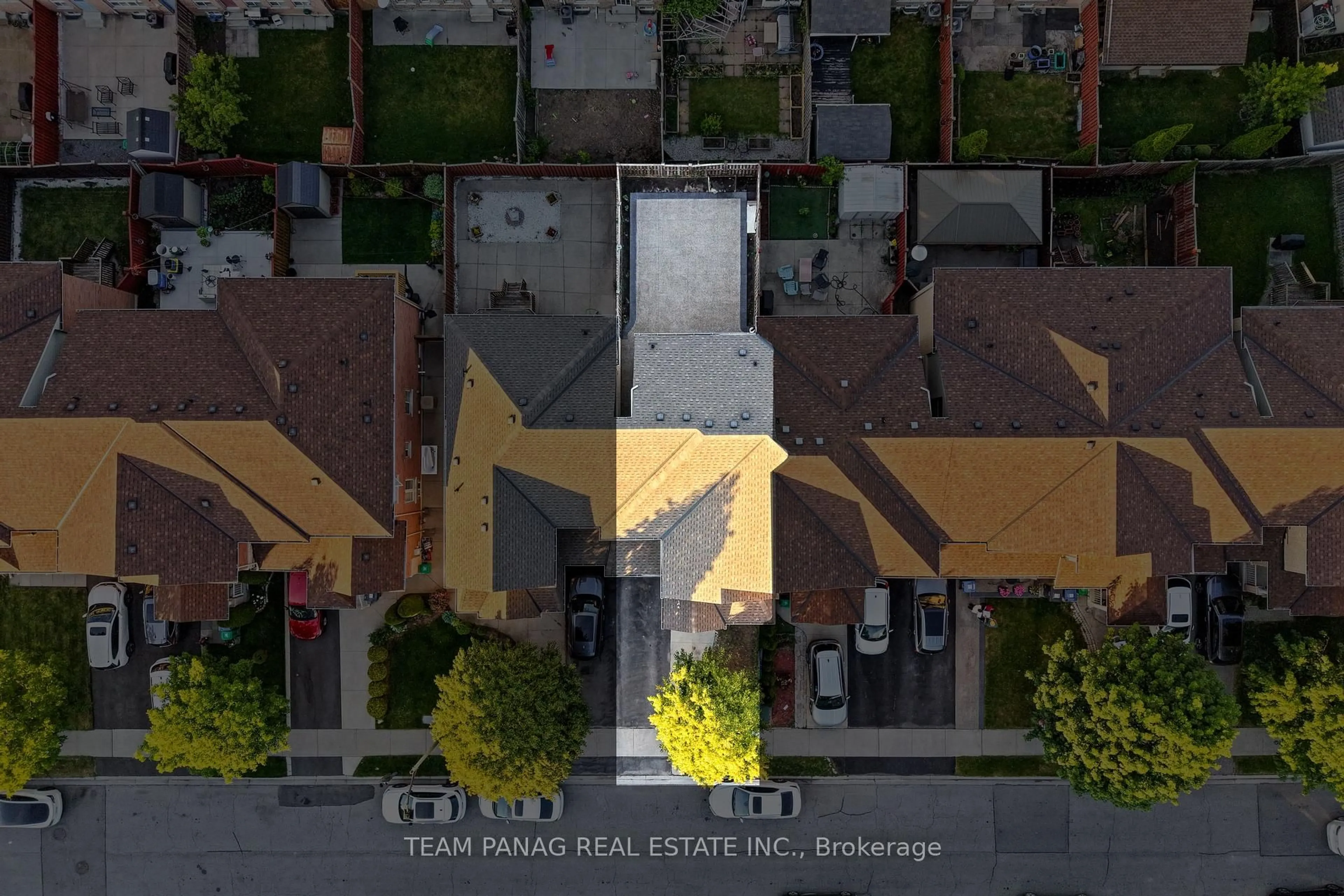 A pic from outside/outdoor area/front of a property/back of a property/a pic from drone, street for 31 Snowshoe Lane, Brampton Ontario L6R 0J6