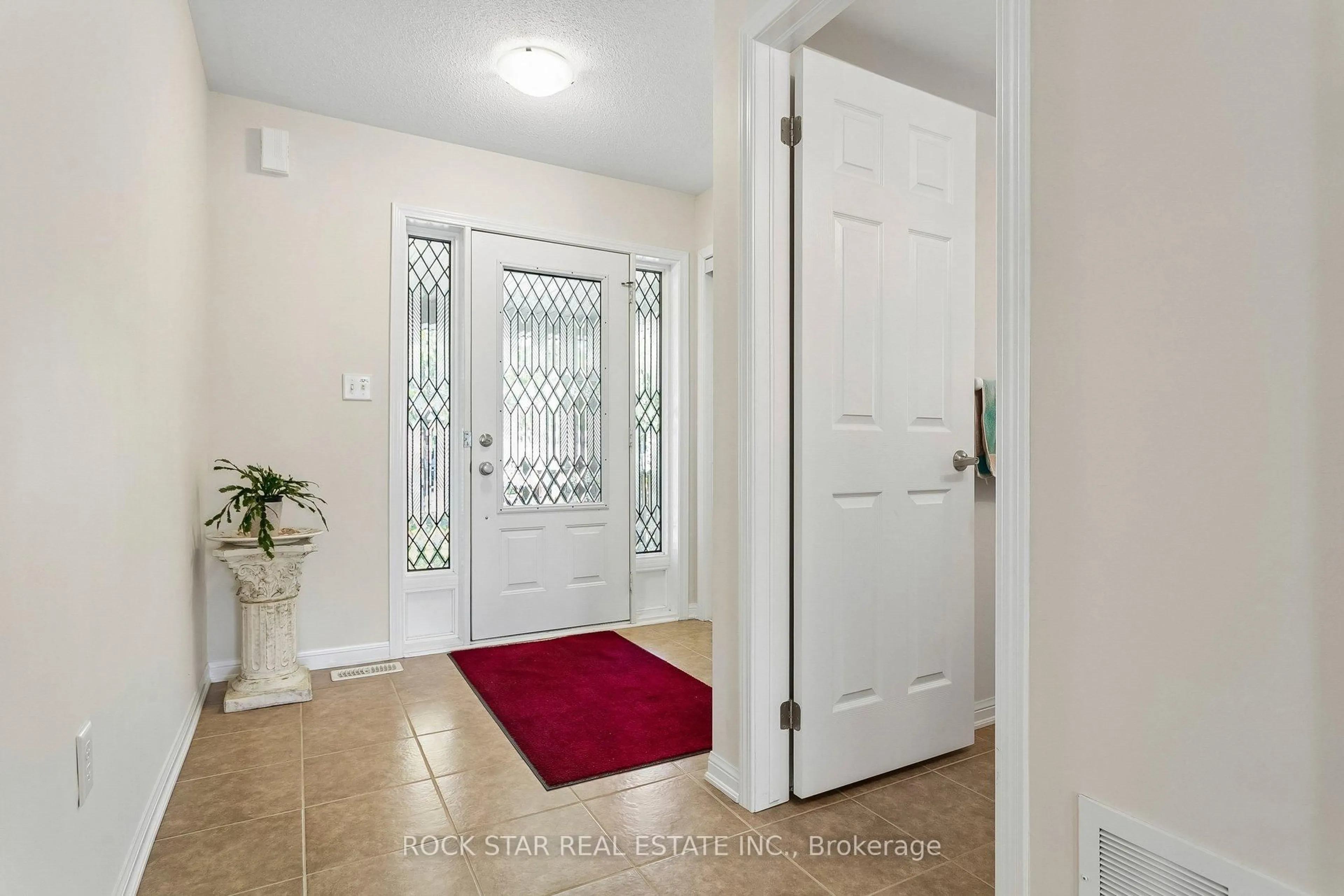 Indoor entryway for 10 Klemscott Rd, Brampton Ontario L7A 0P5