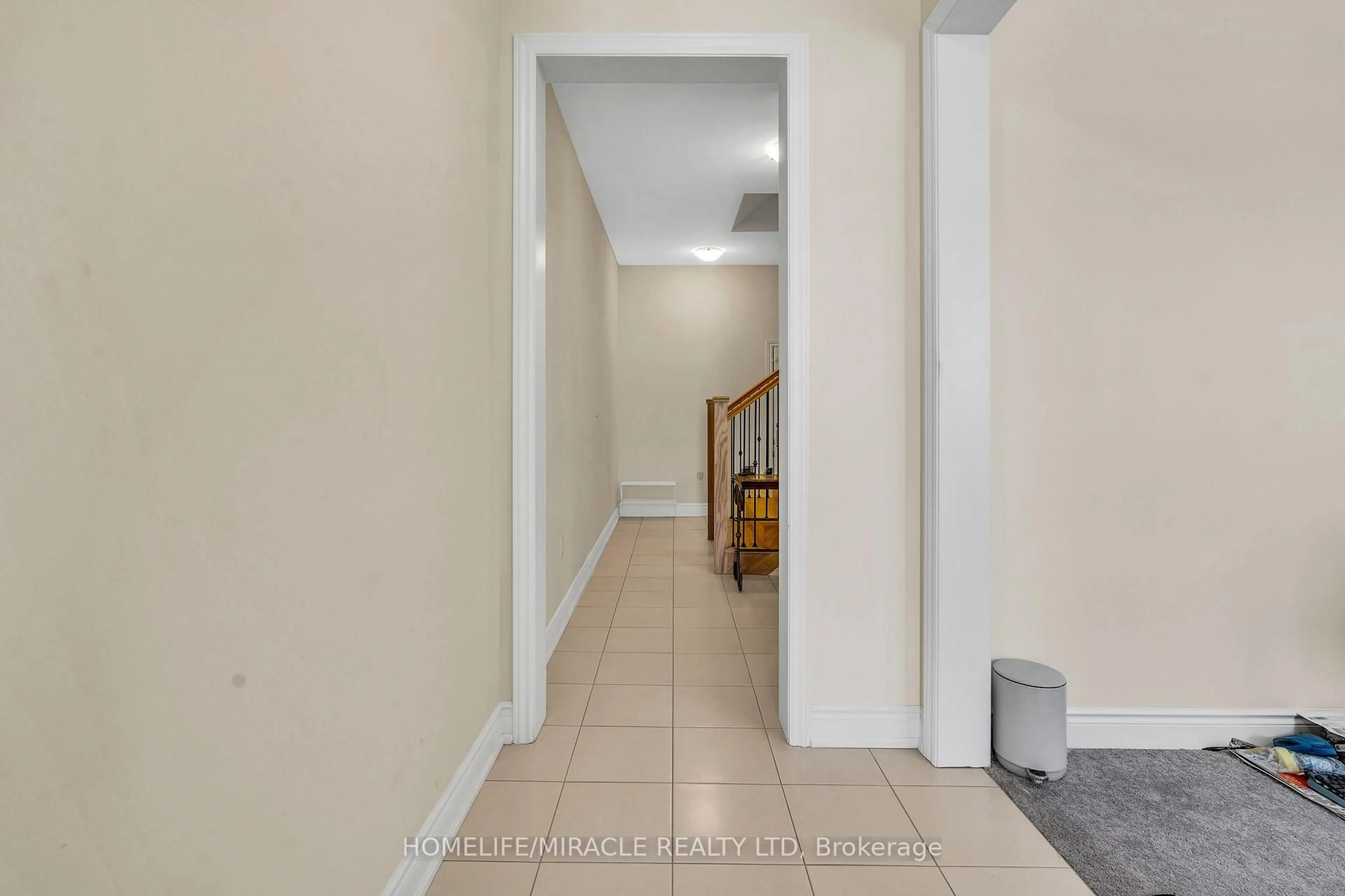 Indoor foyer for 3373 Sixth Line, Oakville Ontario L6H 0Y7