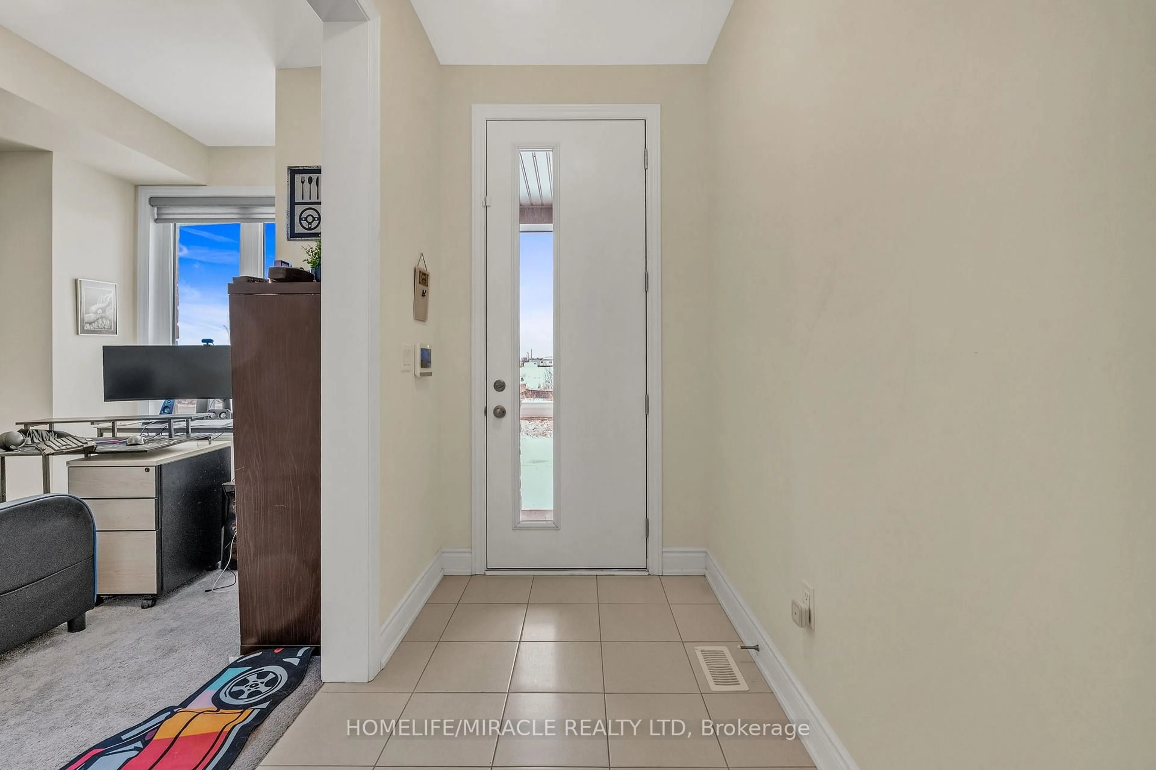 Indoor entryway for 3373 Sixth Line, Oakville Ontario L6H 0Y7
