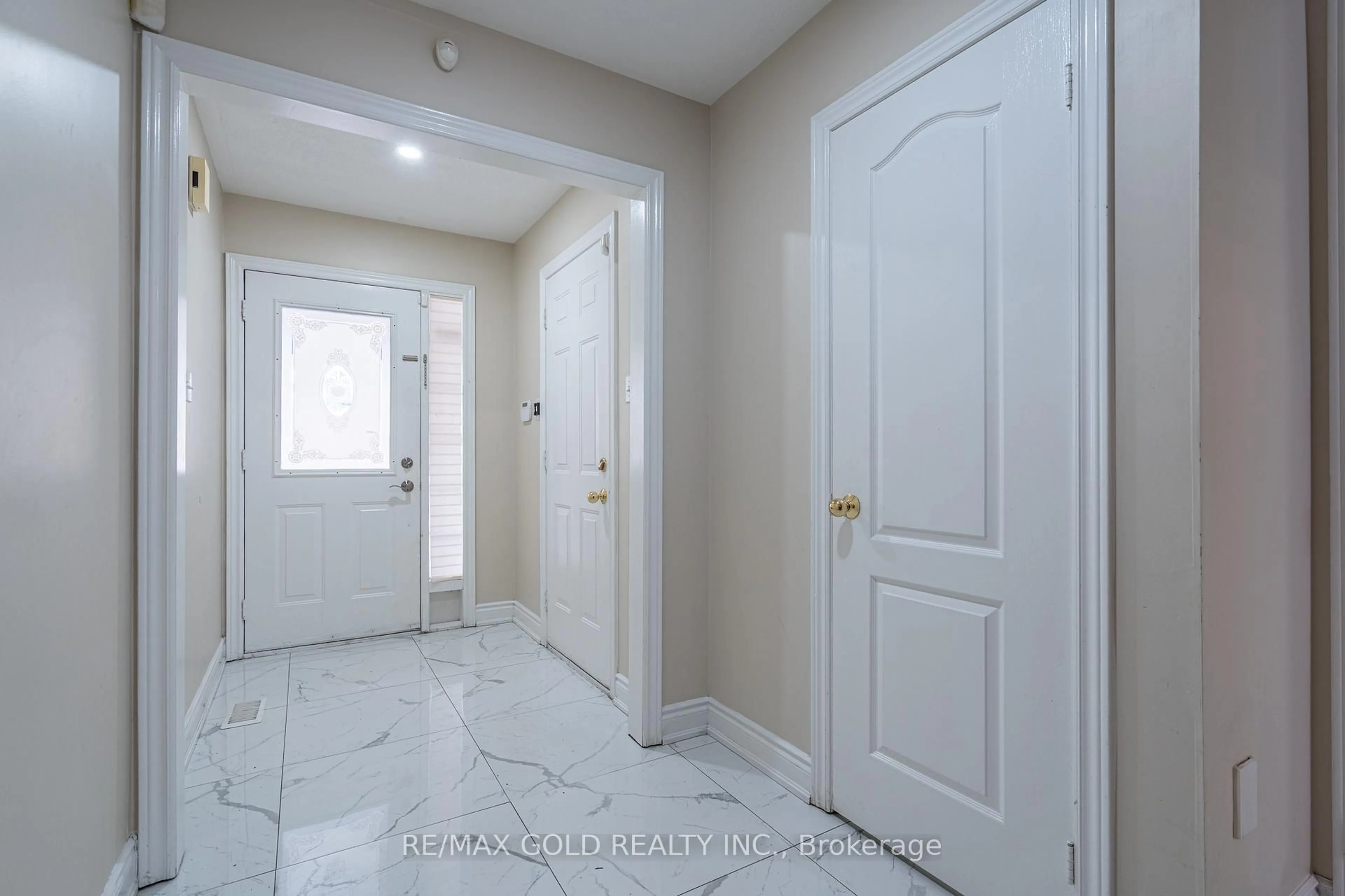 Indoor entryway for 25 Golden Eagle Rd, Brampton Ontario L6R 1Z4