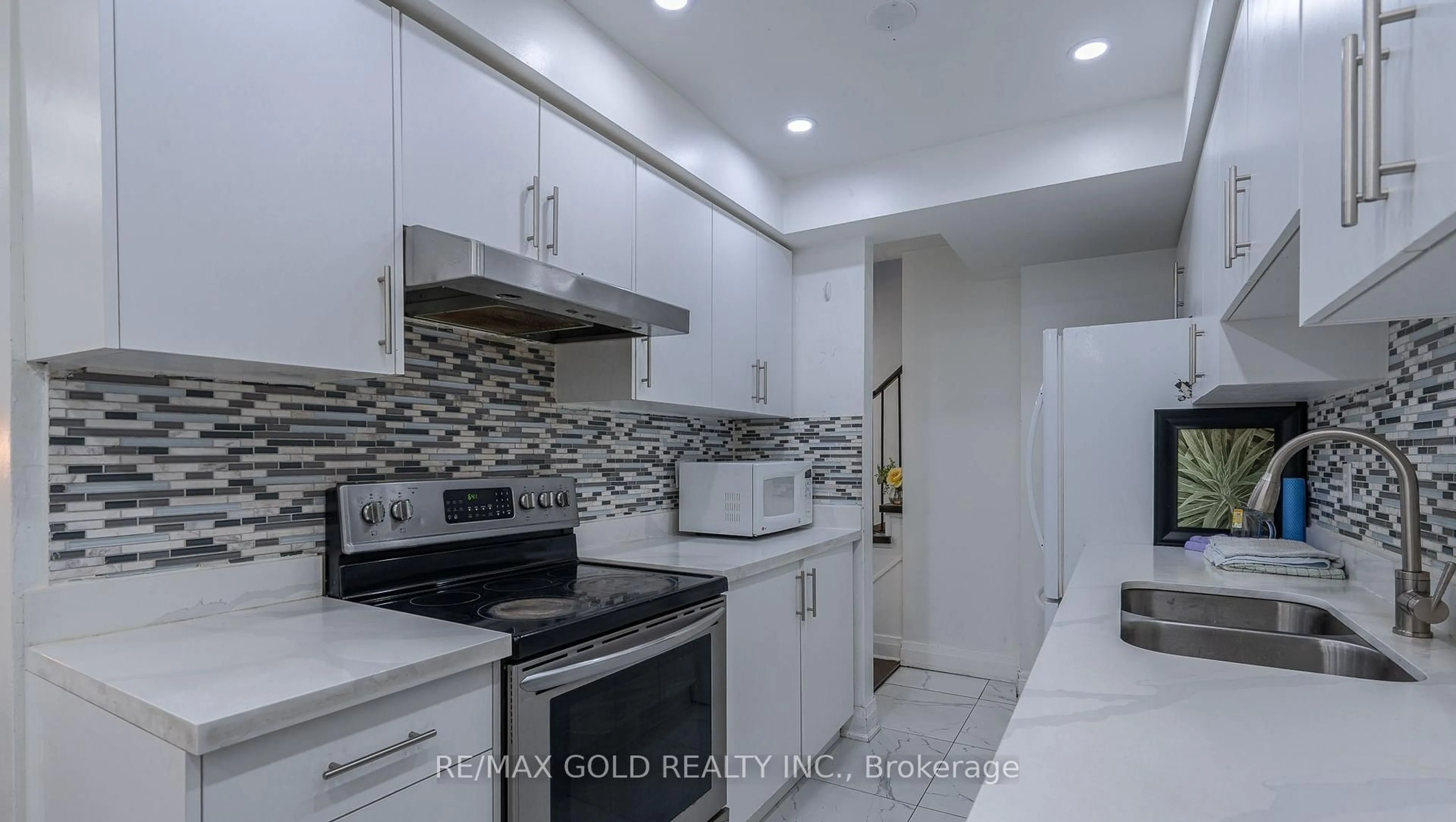 Standard kitchen, ceramic/tile floor for 102 Bunchberry Way, Brampton Ontario L6R 2E8