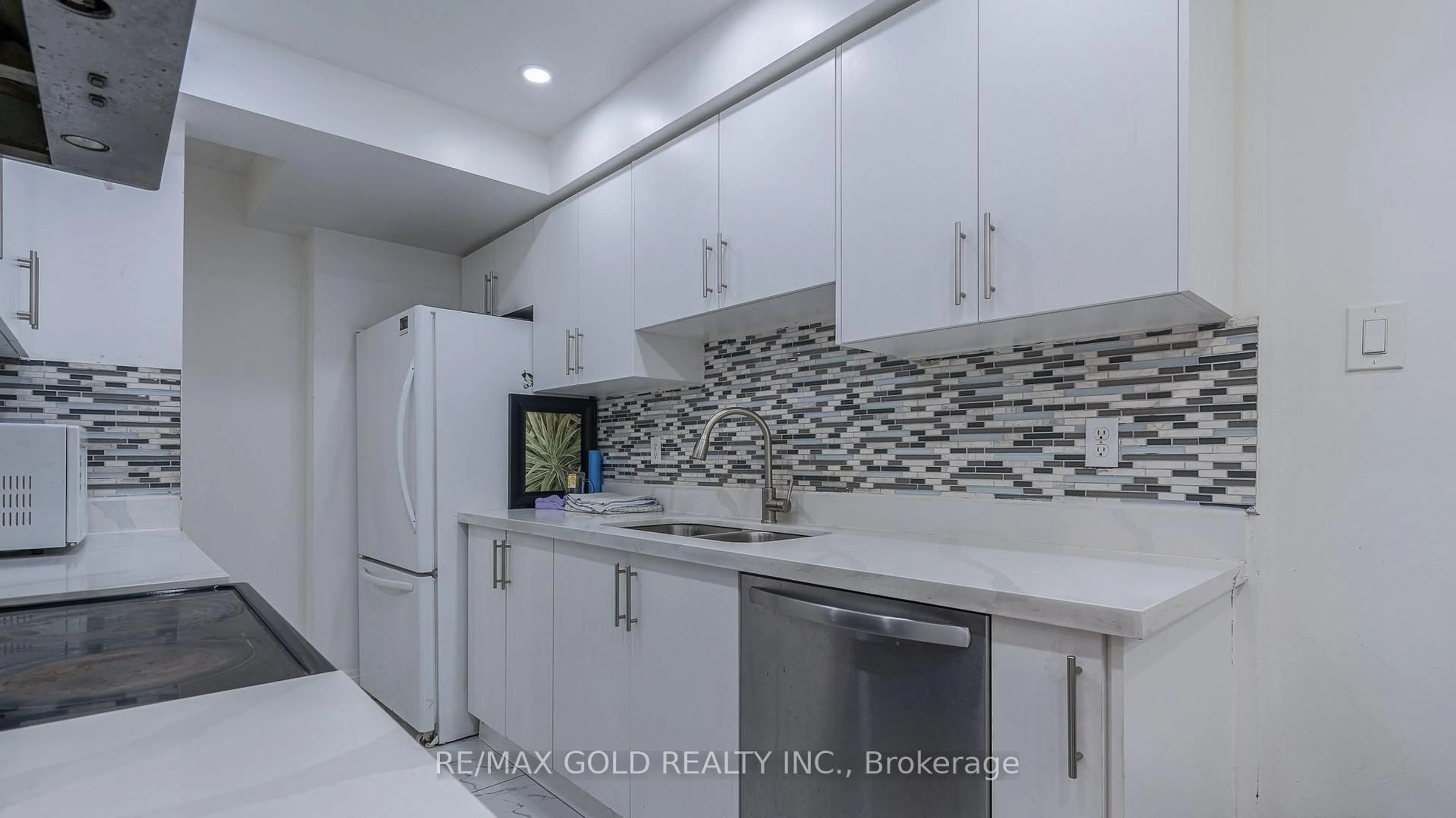 Standard kitchen, ceramic/tile floor for 102 Bunchberry Way, Brampton Ontario L6R 2E8