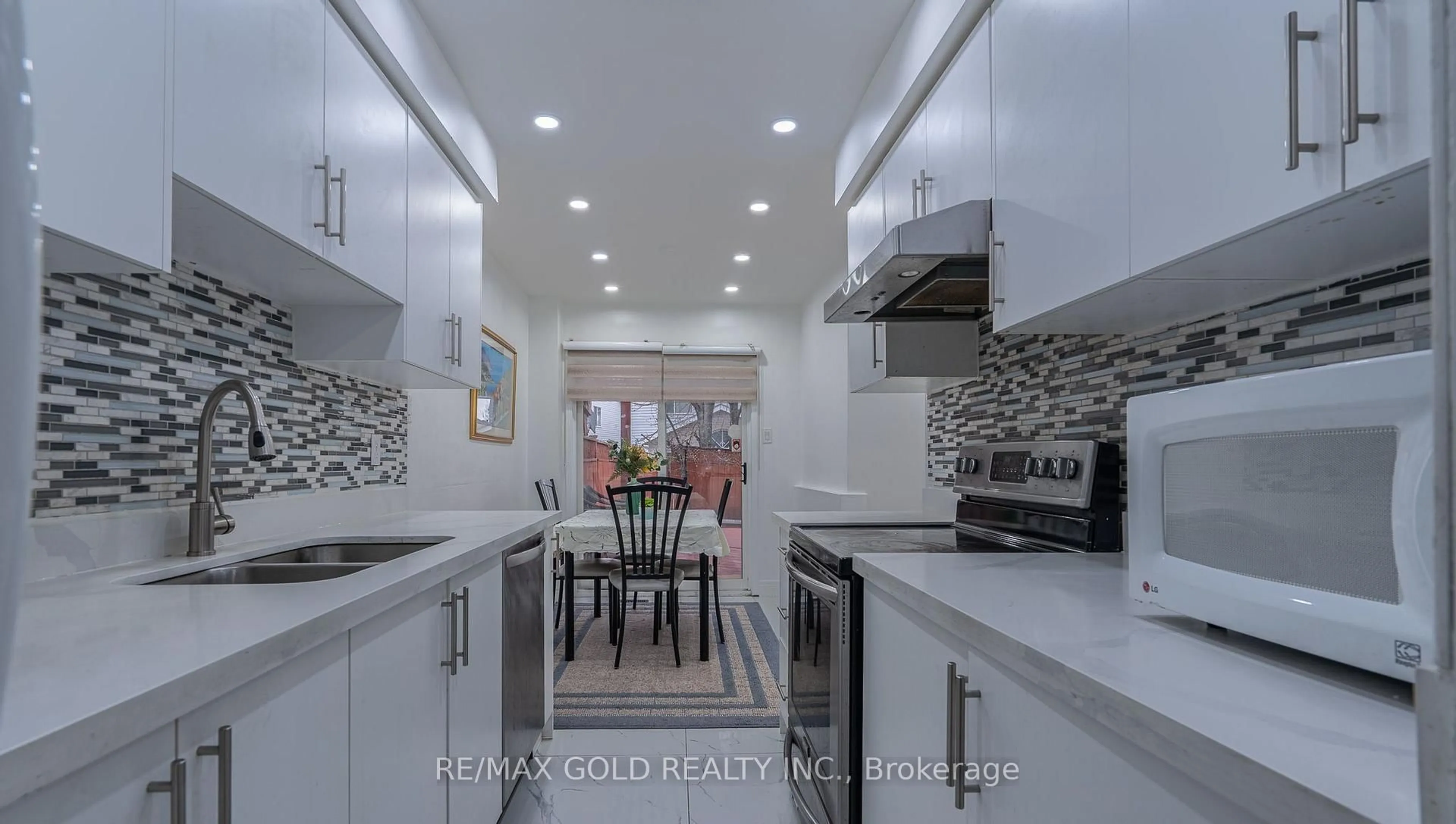 Contemporary kitchen, ceramic/tile floor for 102 Bunchberry Way, Brampton Ontario L6R 2E8