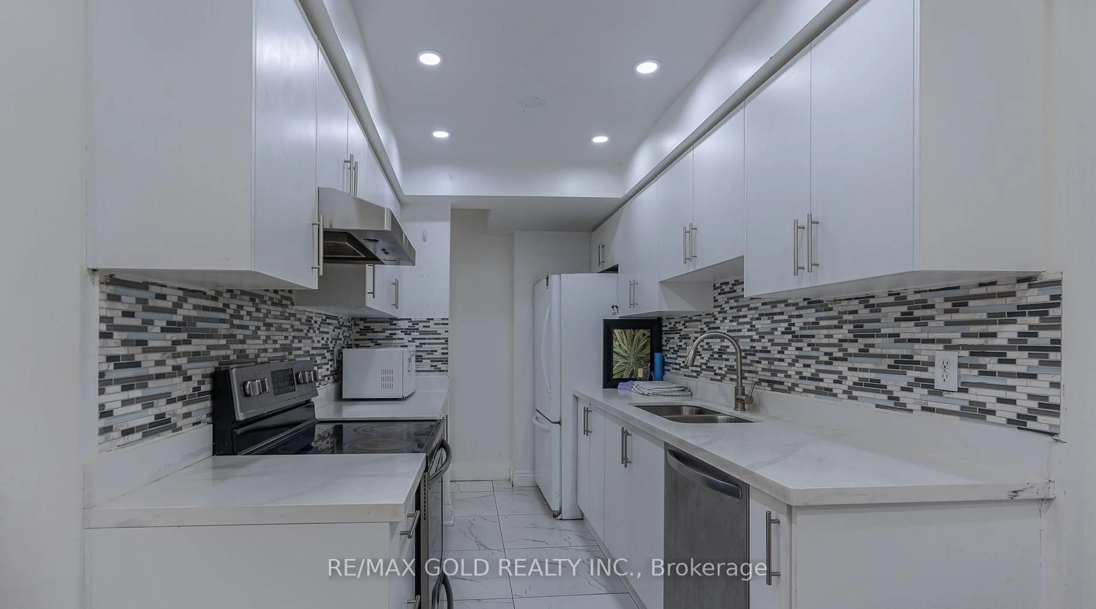 Standard kitchen, ceramic/tile floor for 102 Bunchberry Way, Brampton Ontario L6R 2E8