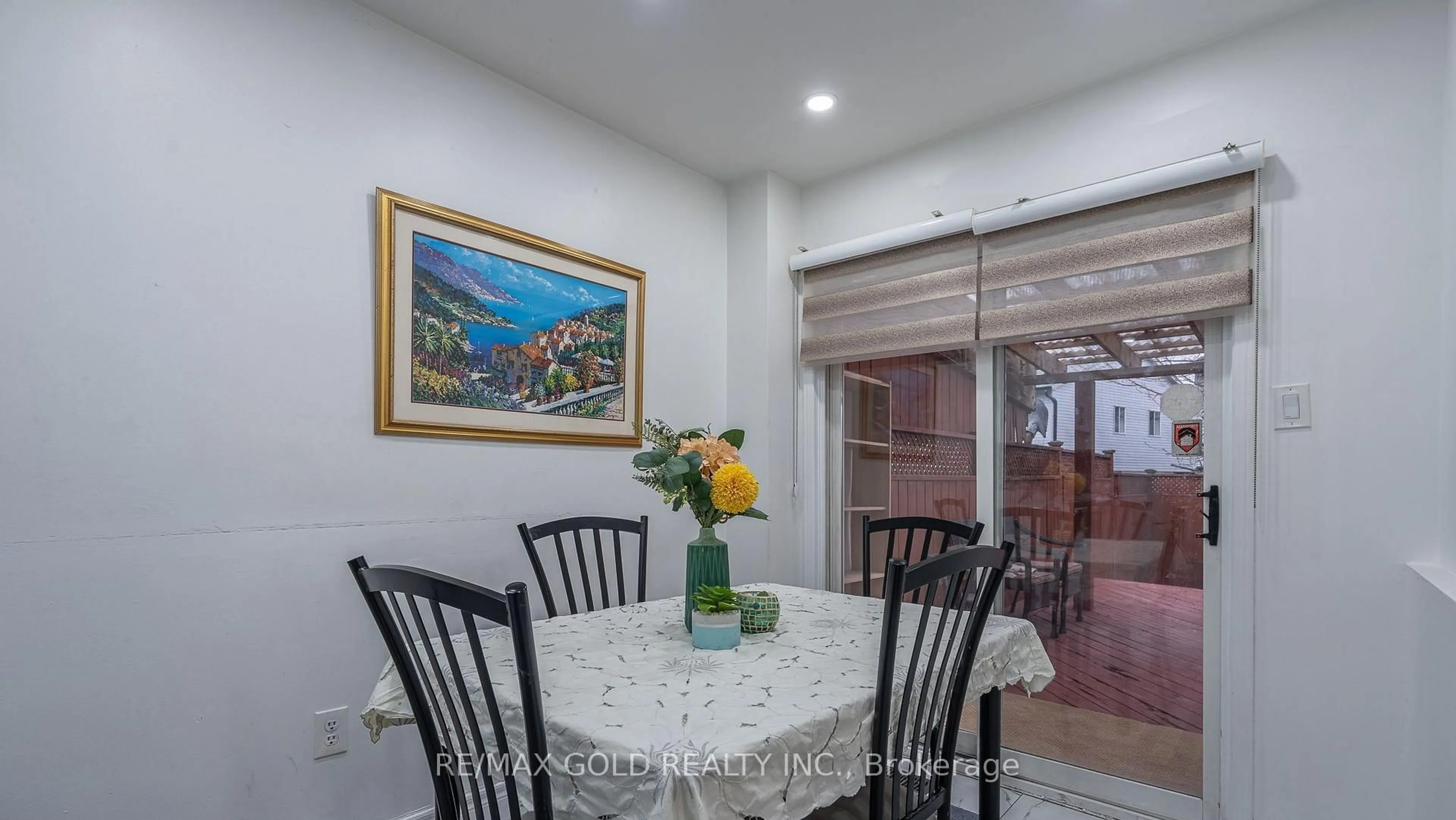 Dining room, ceramic/tile floor for 102 Bunchberry Way, Brampton Ontario L6R 2E8