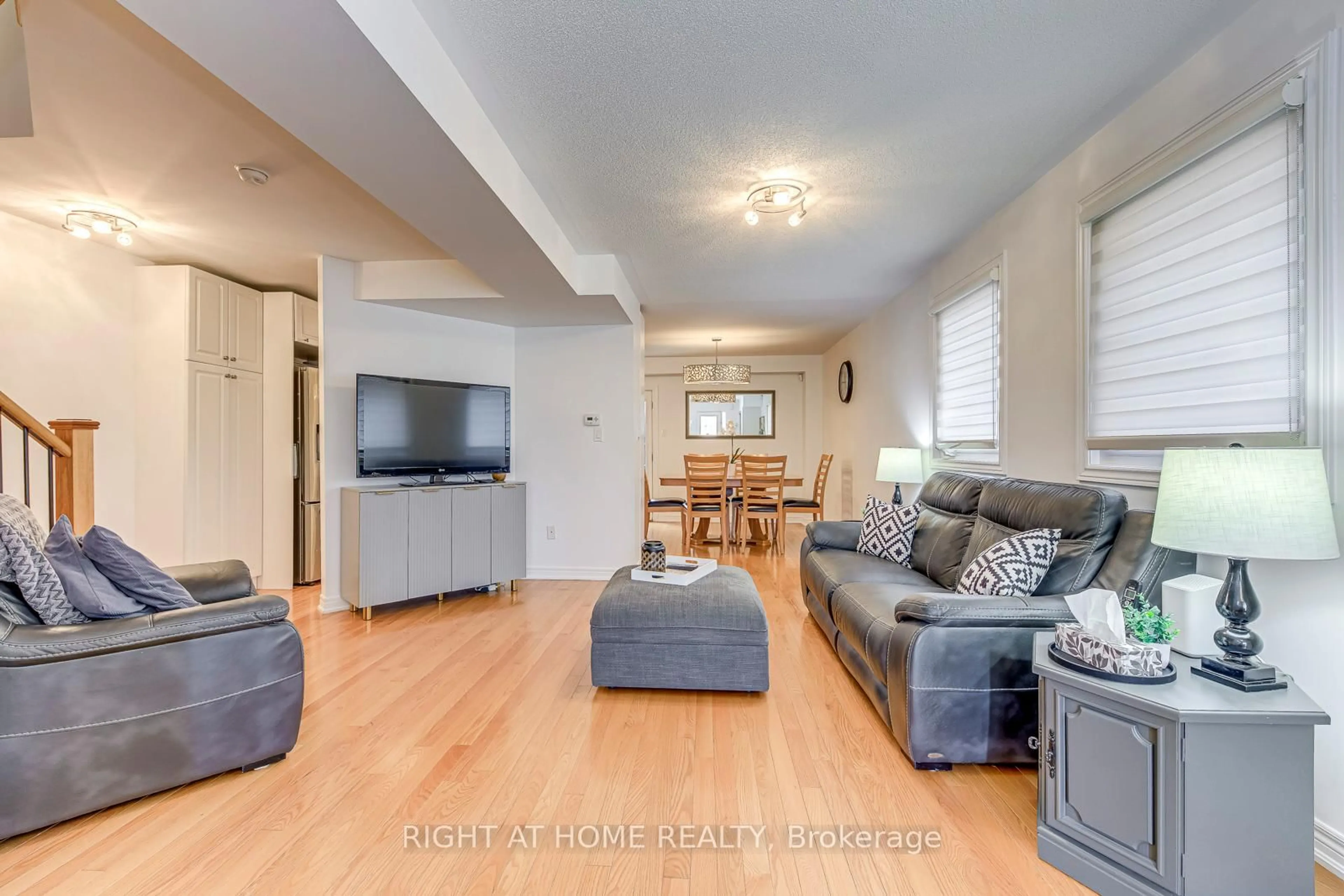 Living room with furniture, unknown for 4164 Forest Fire Cres, Mississauga Ontario L4W 3P5