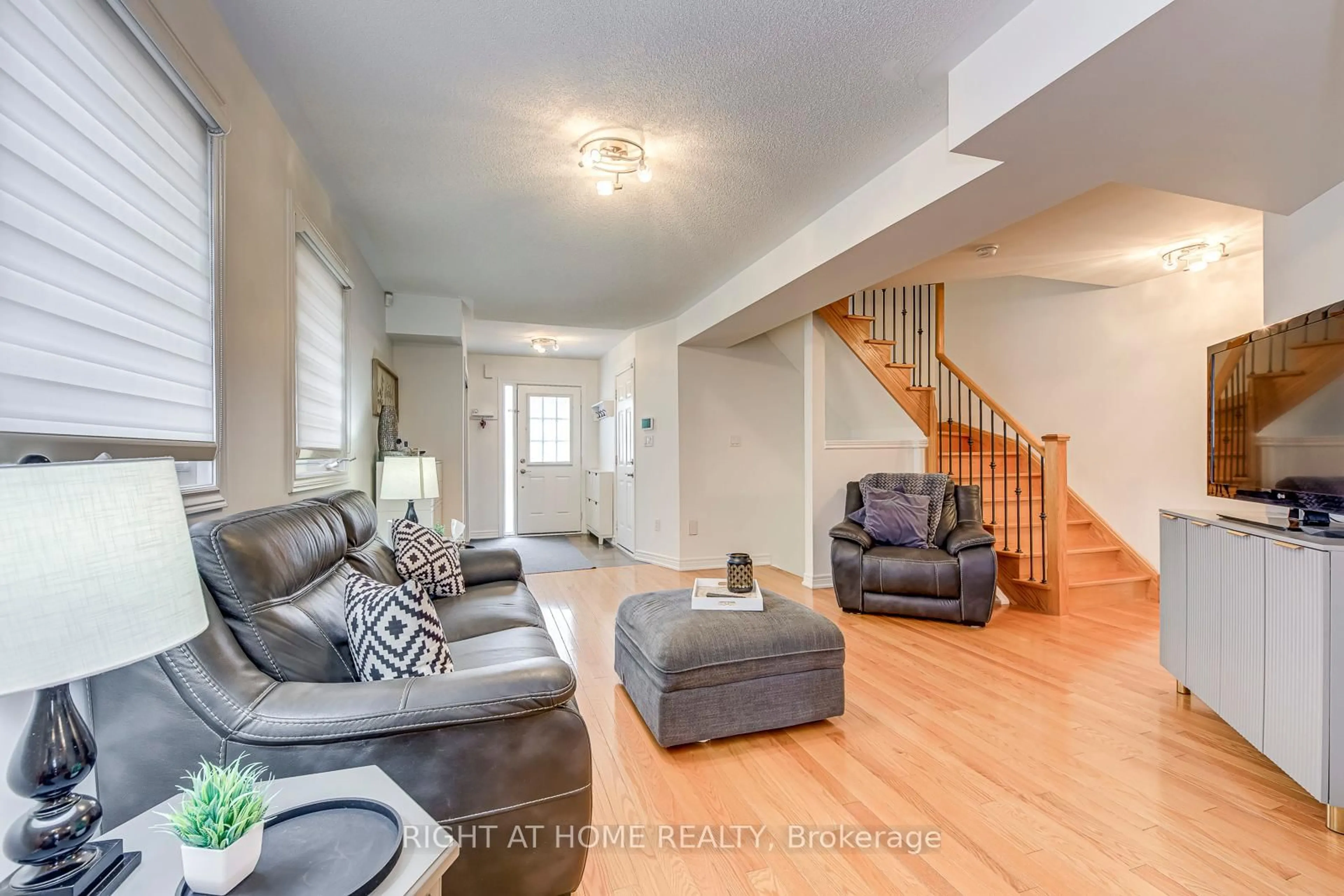 Living room with furniture, unknown for 4164 Forest Fire Cres, Mississauga Ontario L4W 3P5