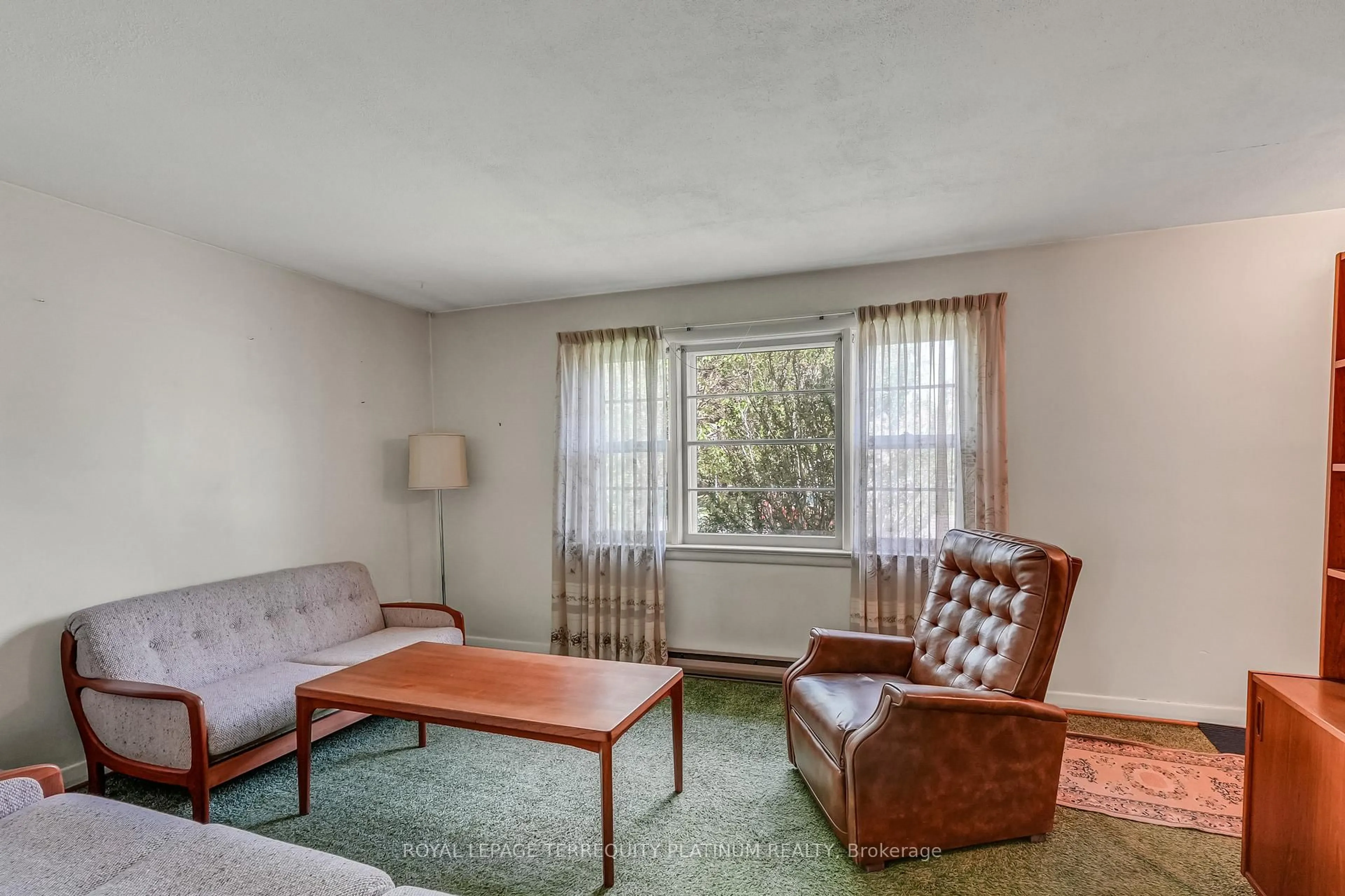 Living room with furniture, carpet floor for 4 Sunray Cres, Toronto Ontario M3M 2C5