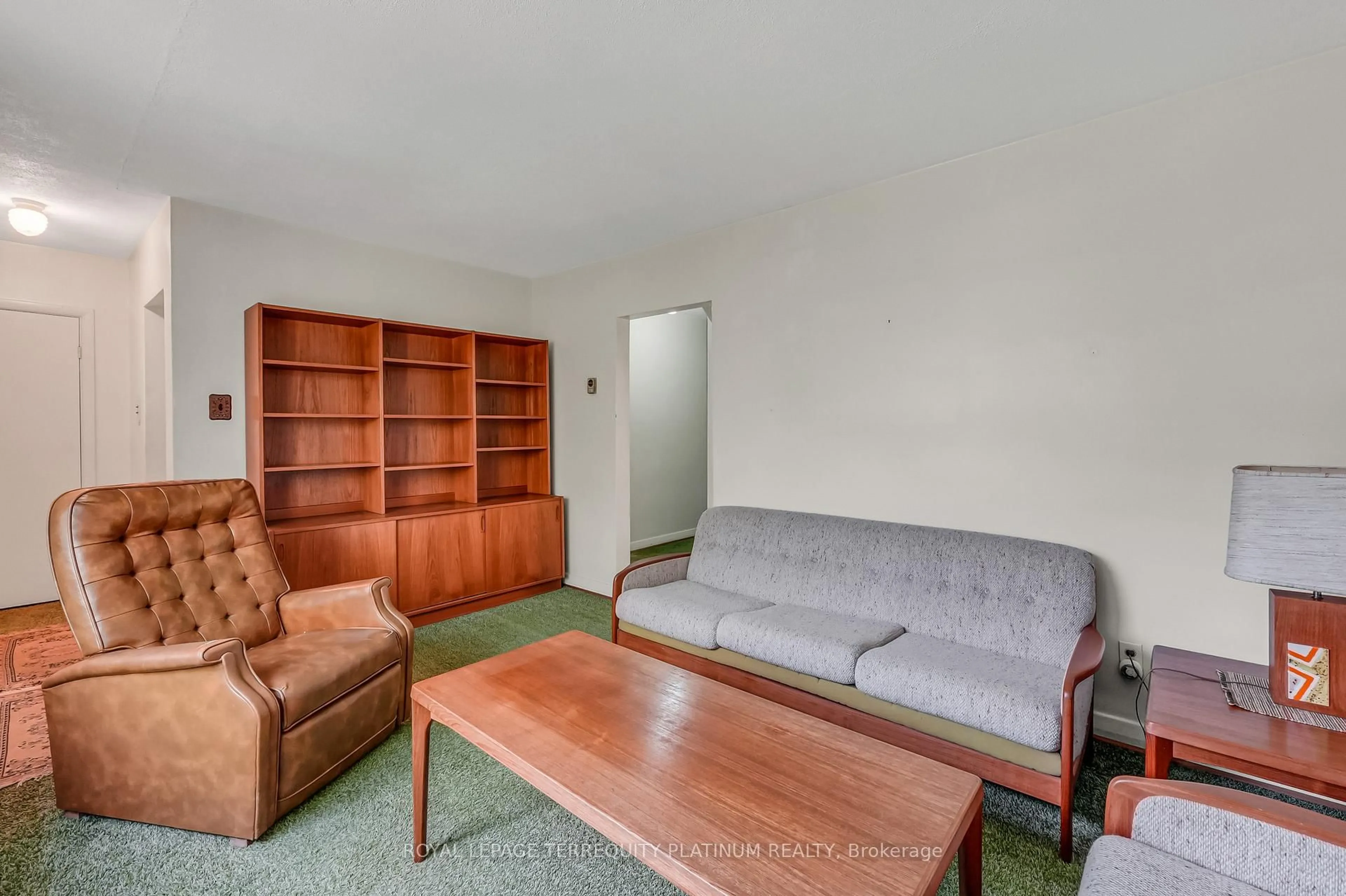 Living room with furniture, carpet floor for 4 Sunray Cres, Toronto Ontario M3M 2C5