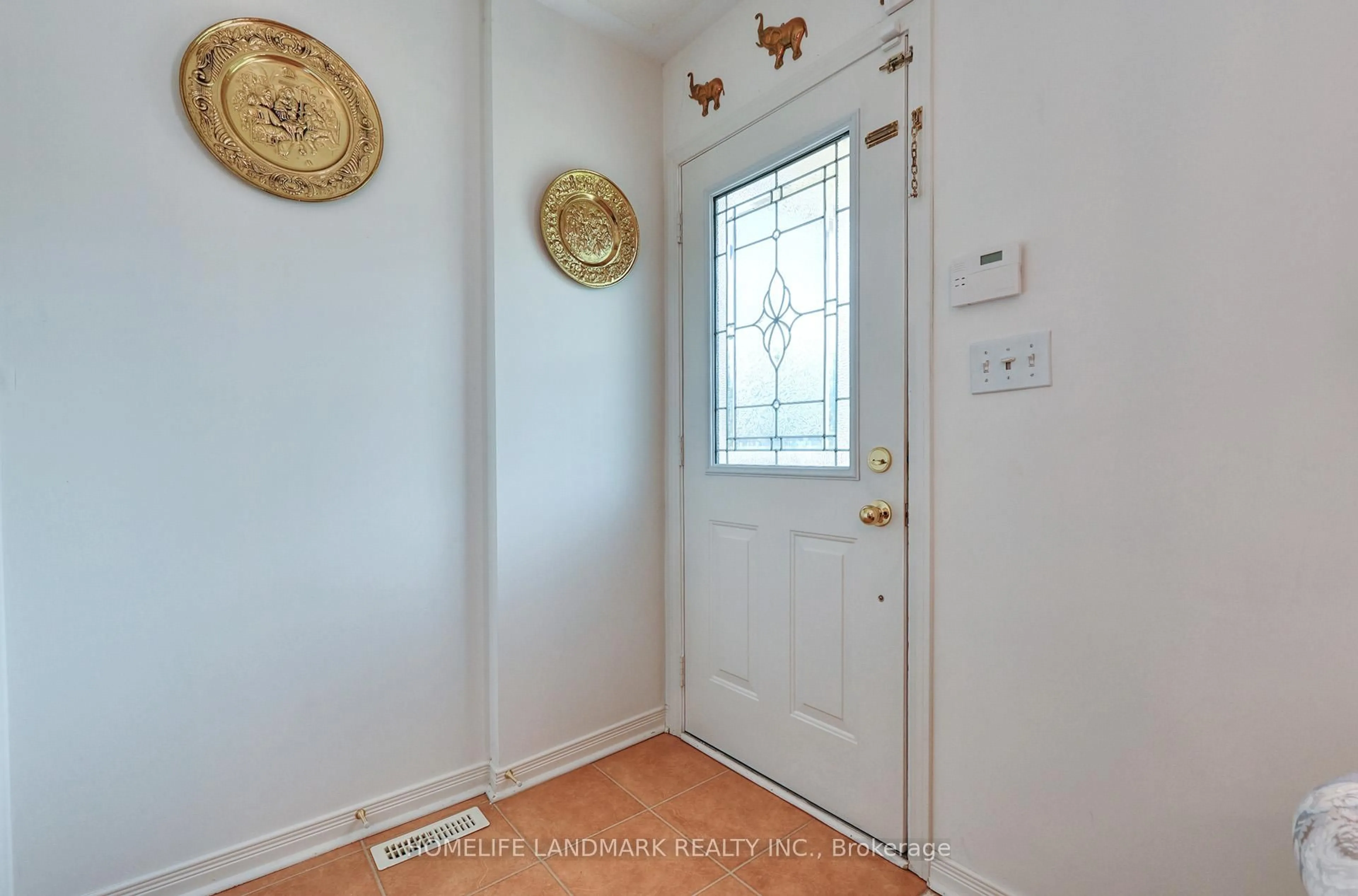 Indoor entryway for 33 Fairway Crt, Brampton Ontario L6Z 4W4
