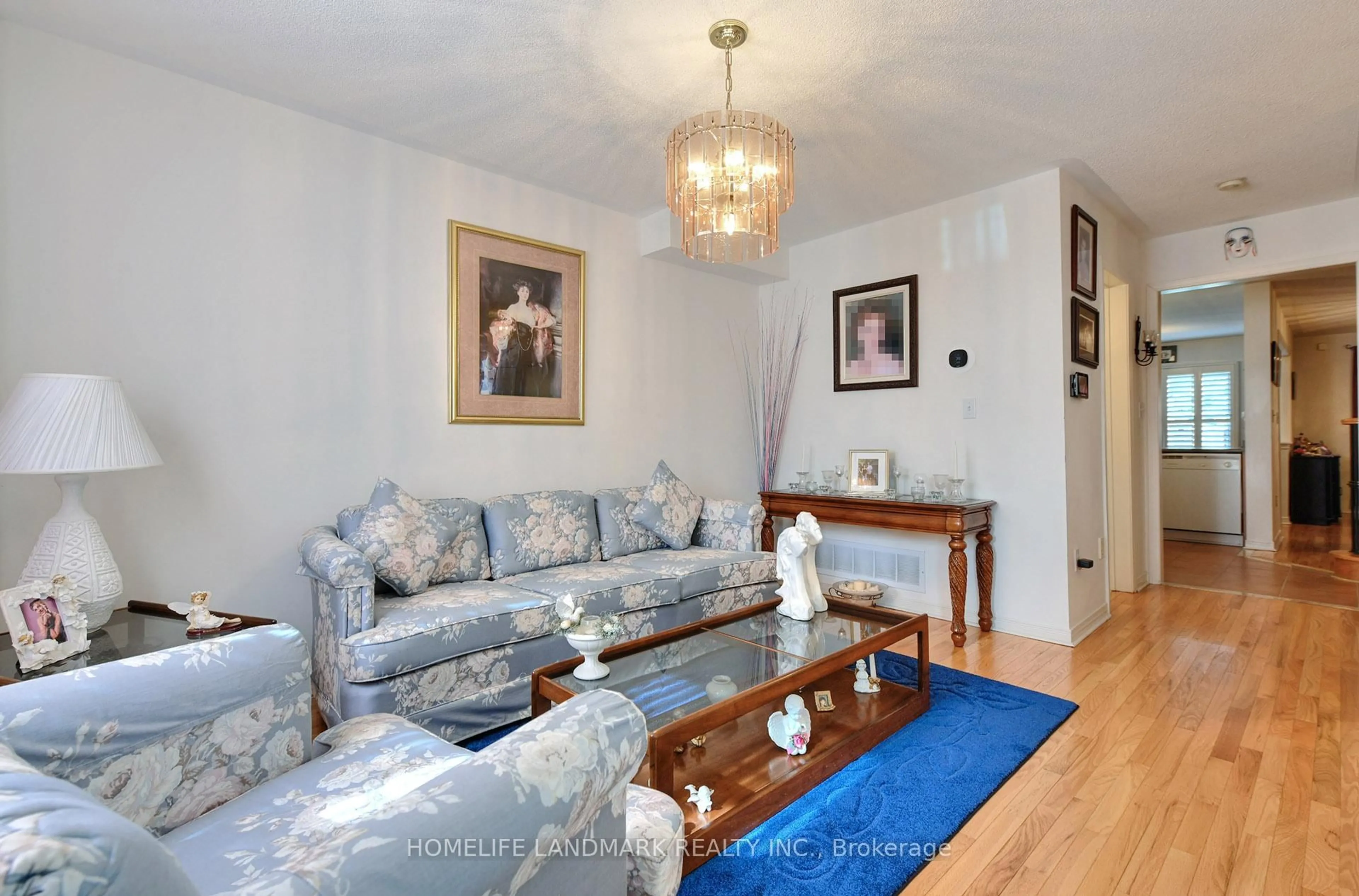 Living room with furniture, wood/laminate floor for 33 Fairway Crt, Brampton Ontario L6Z 4W4