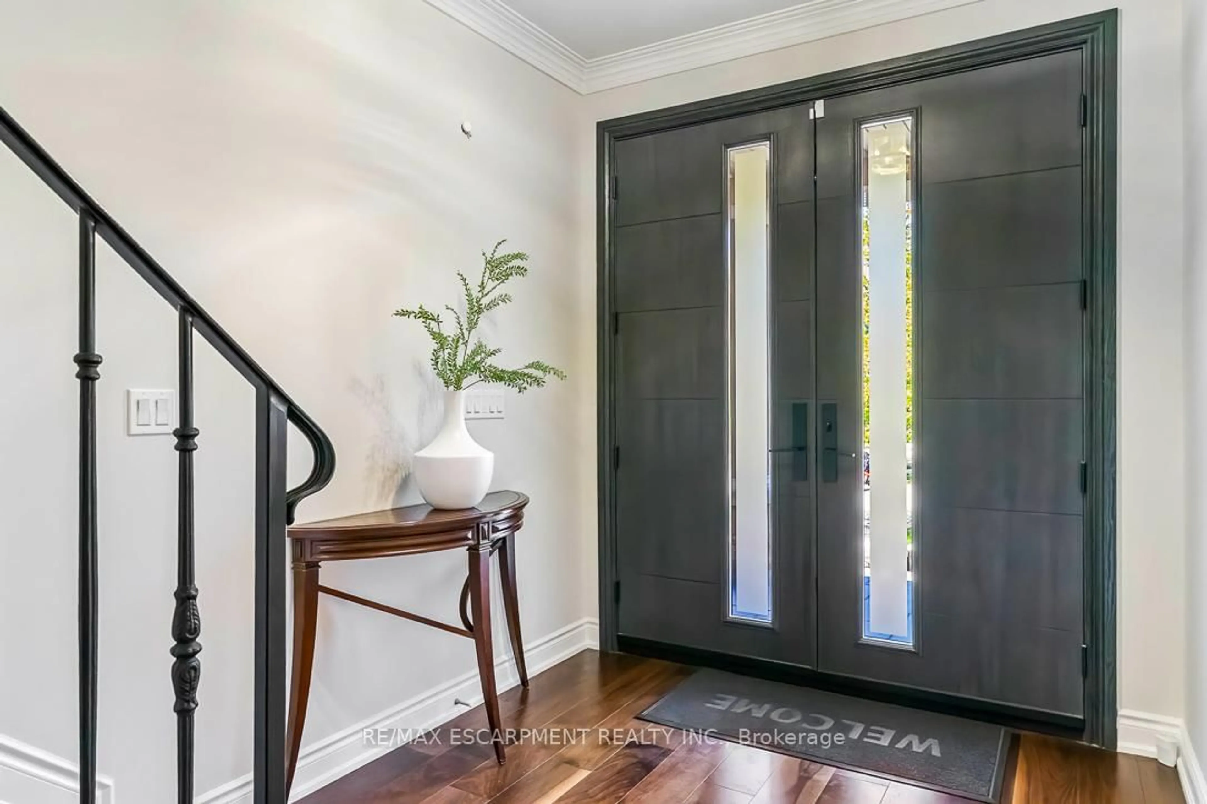 Indoor entryway for 519 Hancock Way, Mississauga Ontario L5H 4L5