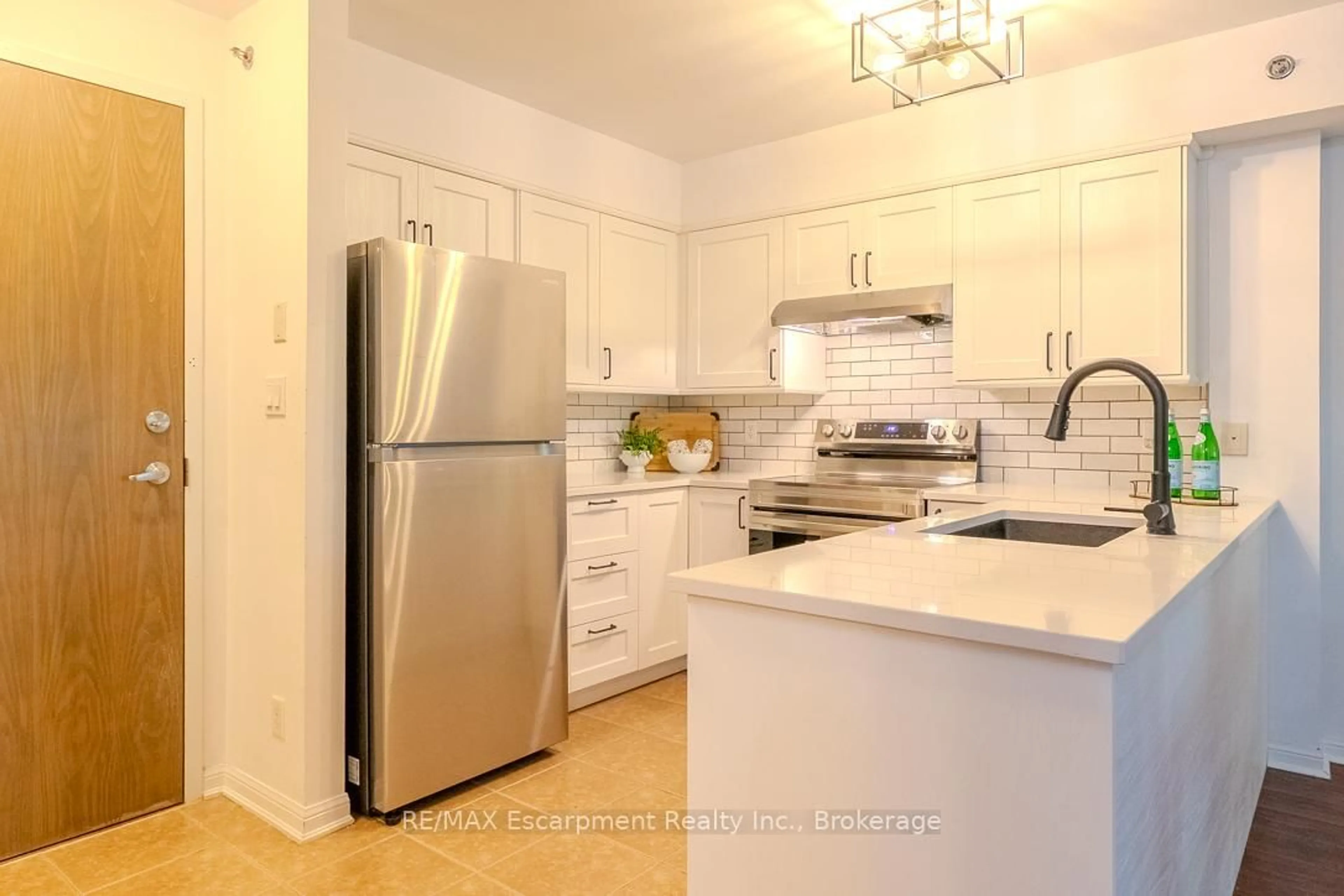 Open concept kitchen, unknown for 3070 ROTARY Way #226, Burlington Ontario L7M 0H1