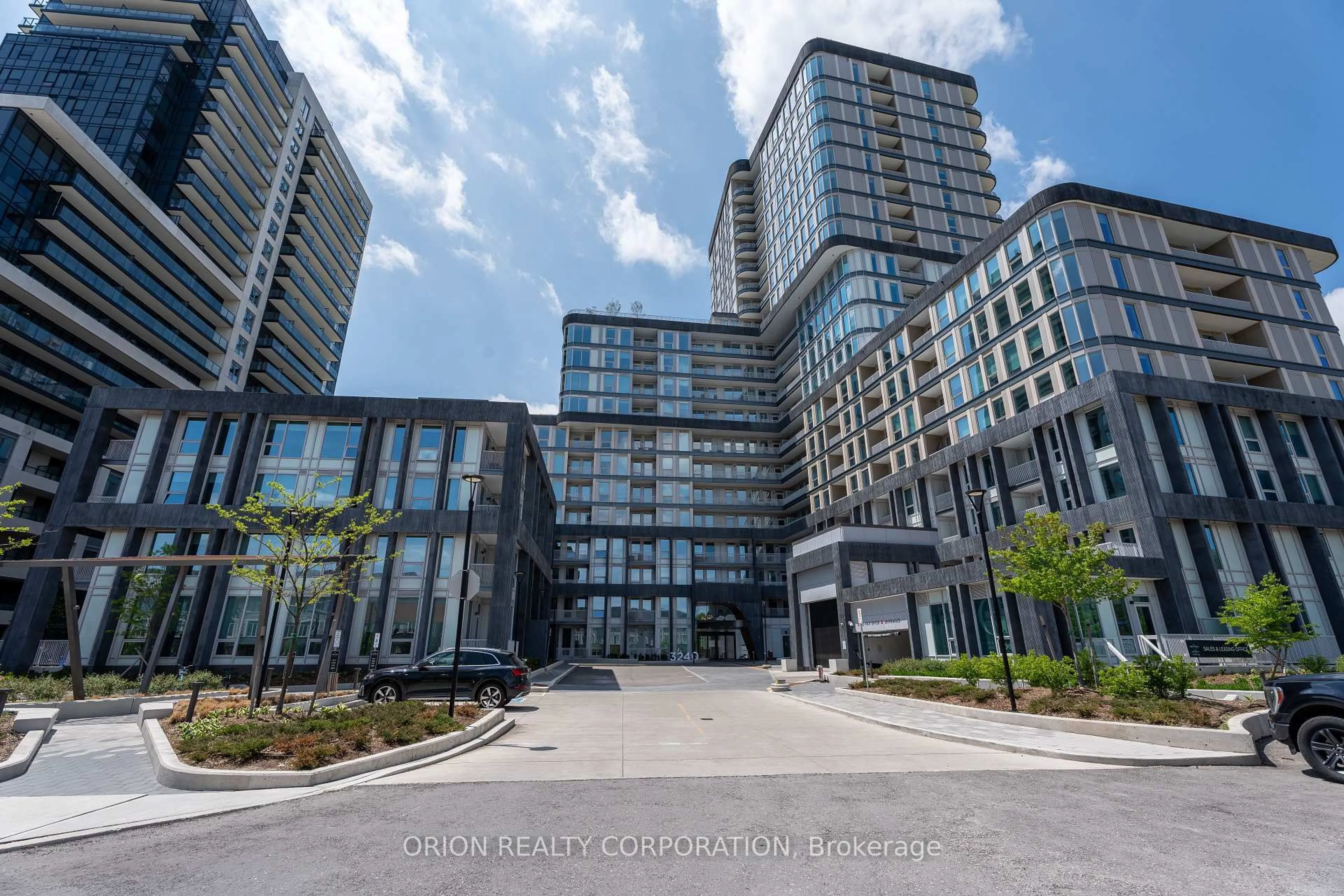 Indoor foyer for 3240 Wiliam Coltson Ave #527, Oakville Ontario L6H 8C8