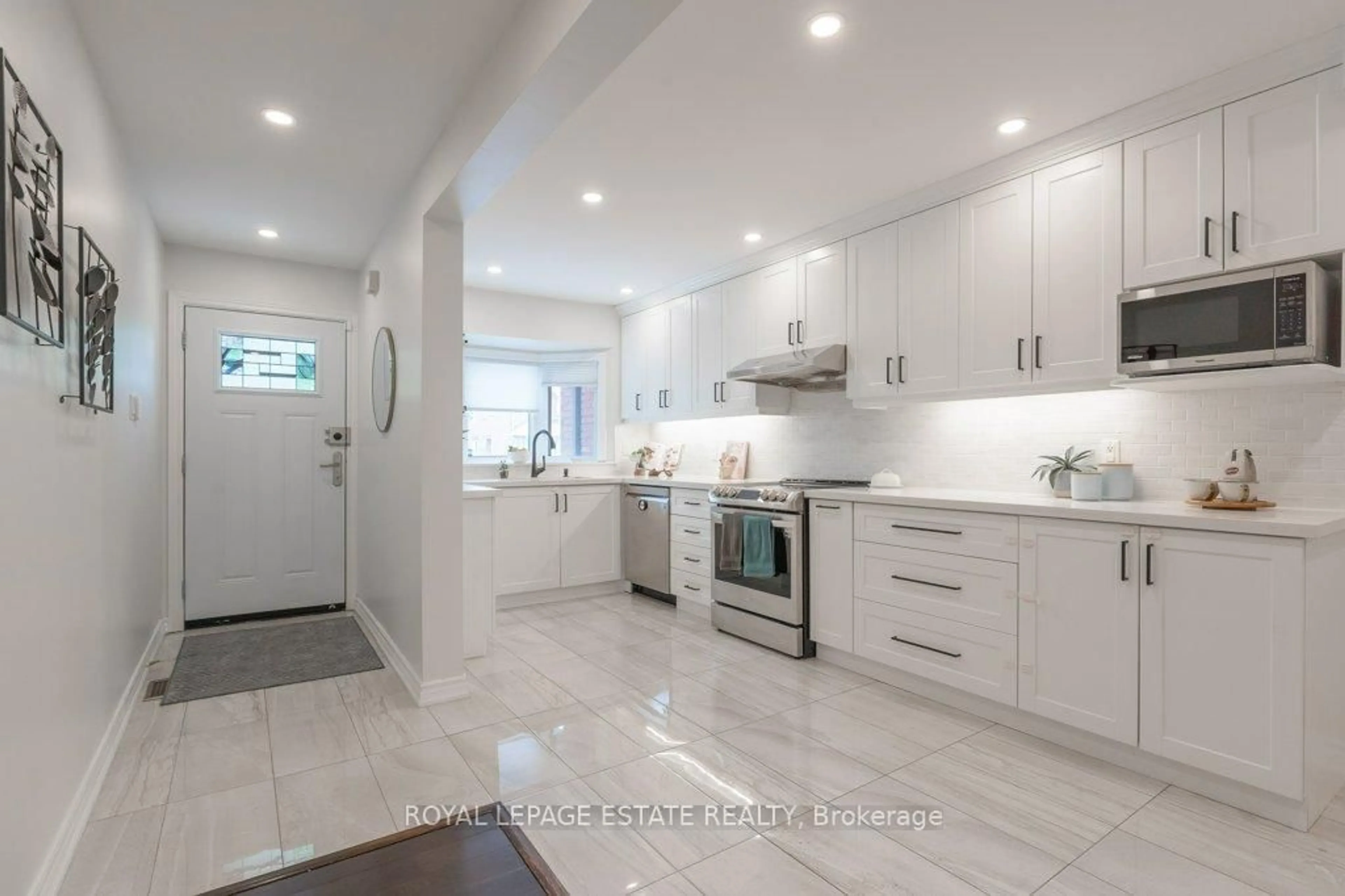 Open concept kitchen, ceramic/tile floor for 539 Galaxy Crt, Mississauga Ontario L5R 2R4