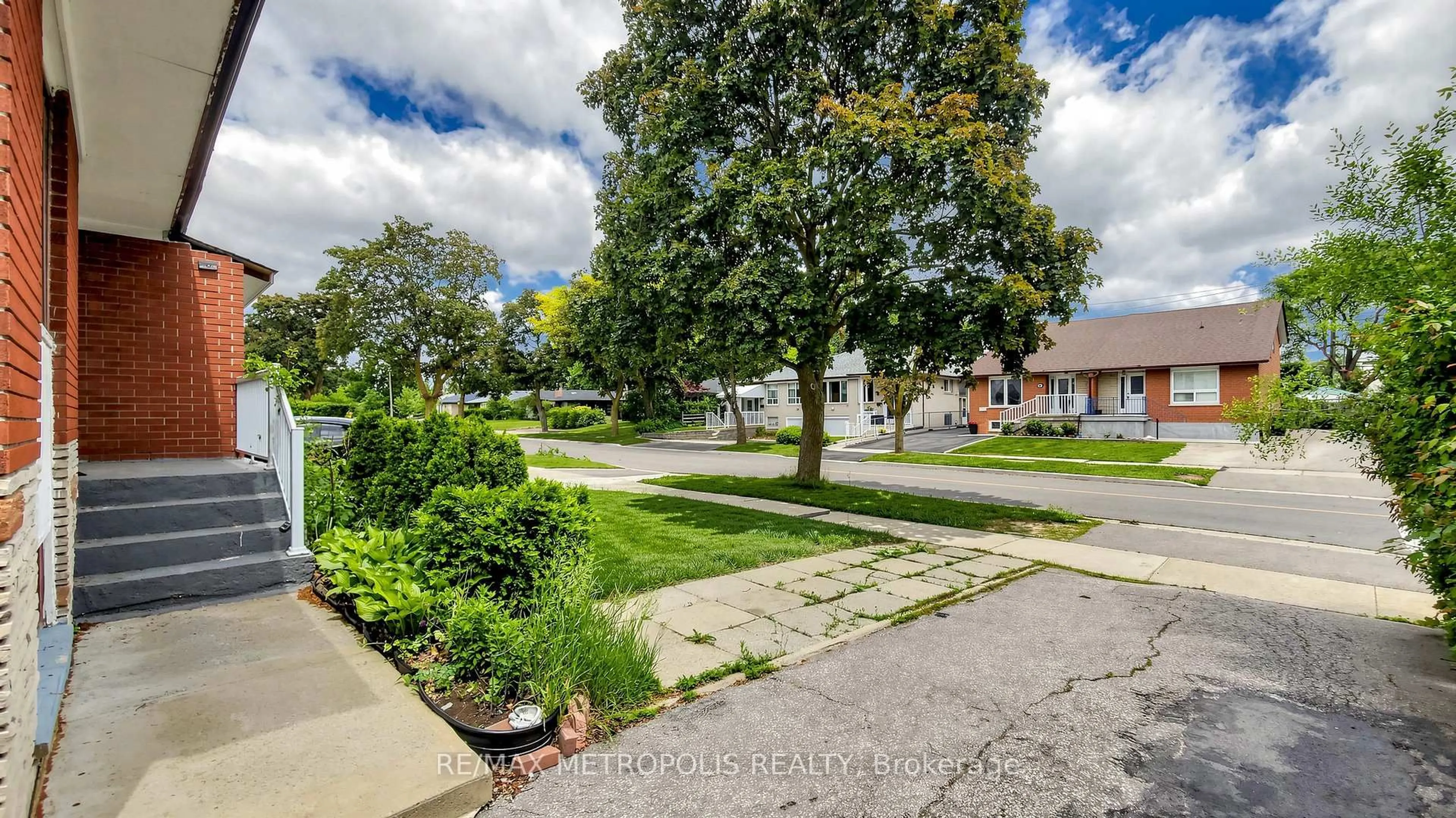 A pic from outside/outdoor area/front of a property/back of a property/a pic from drone, street for 1 Council Cres, Toronto Ontario M3J 1J5