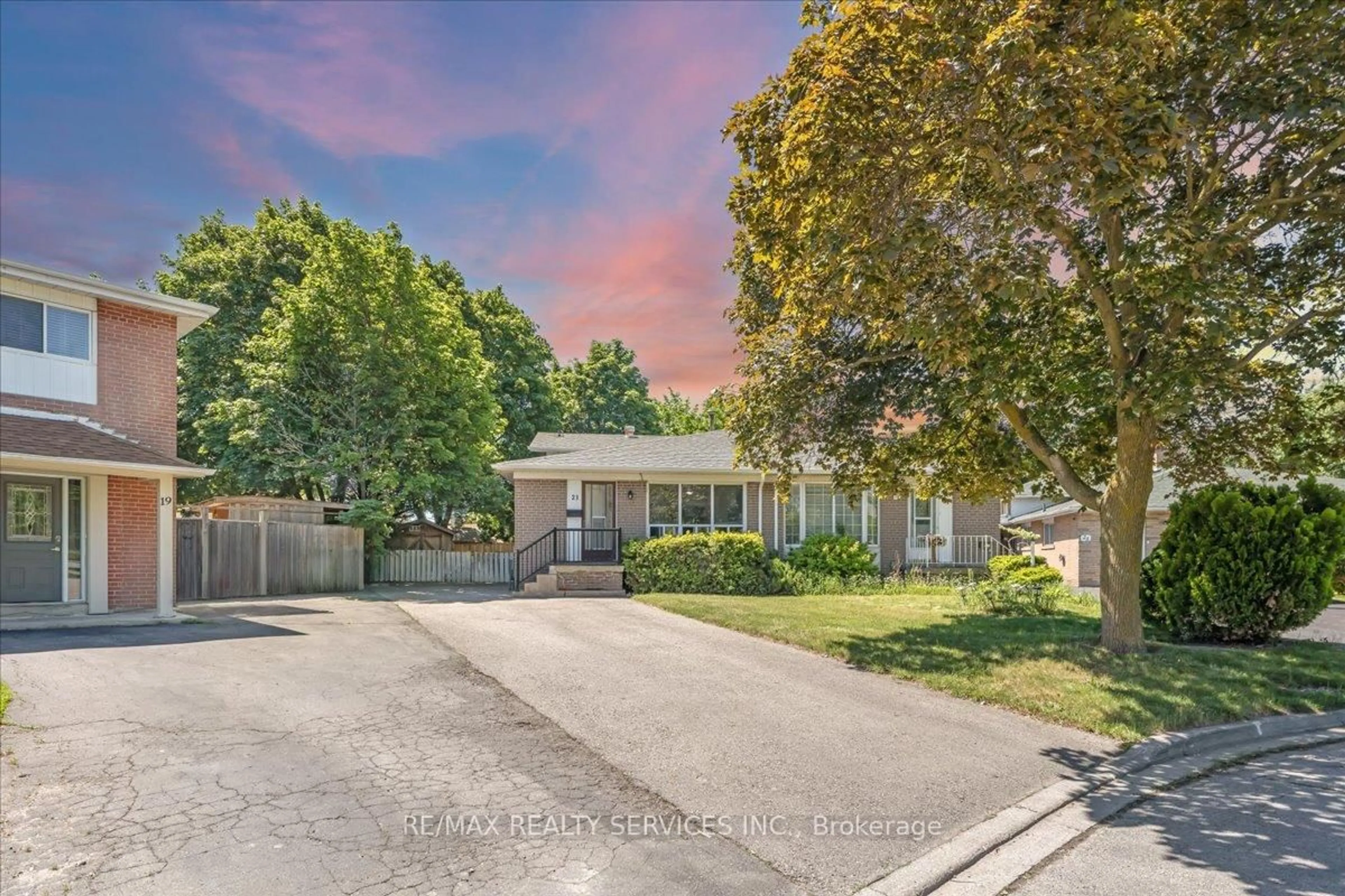 A pic from outside/outdoor area/front of a property/back of a property/a pic from drone, street for 21 Welbeck Dr, Brampton Ontario L6X 2K9