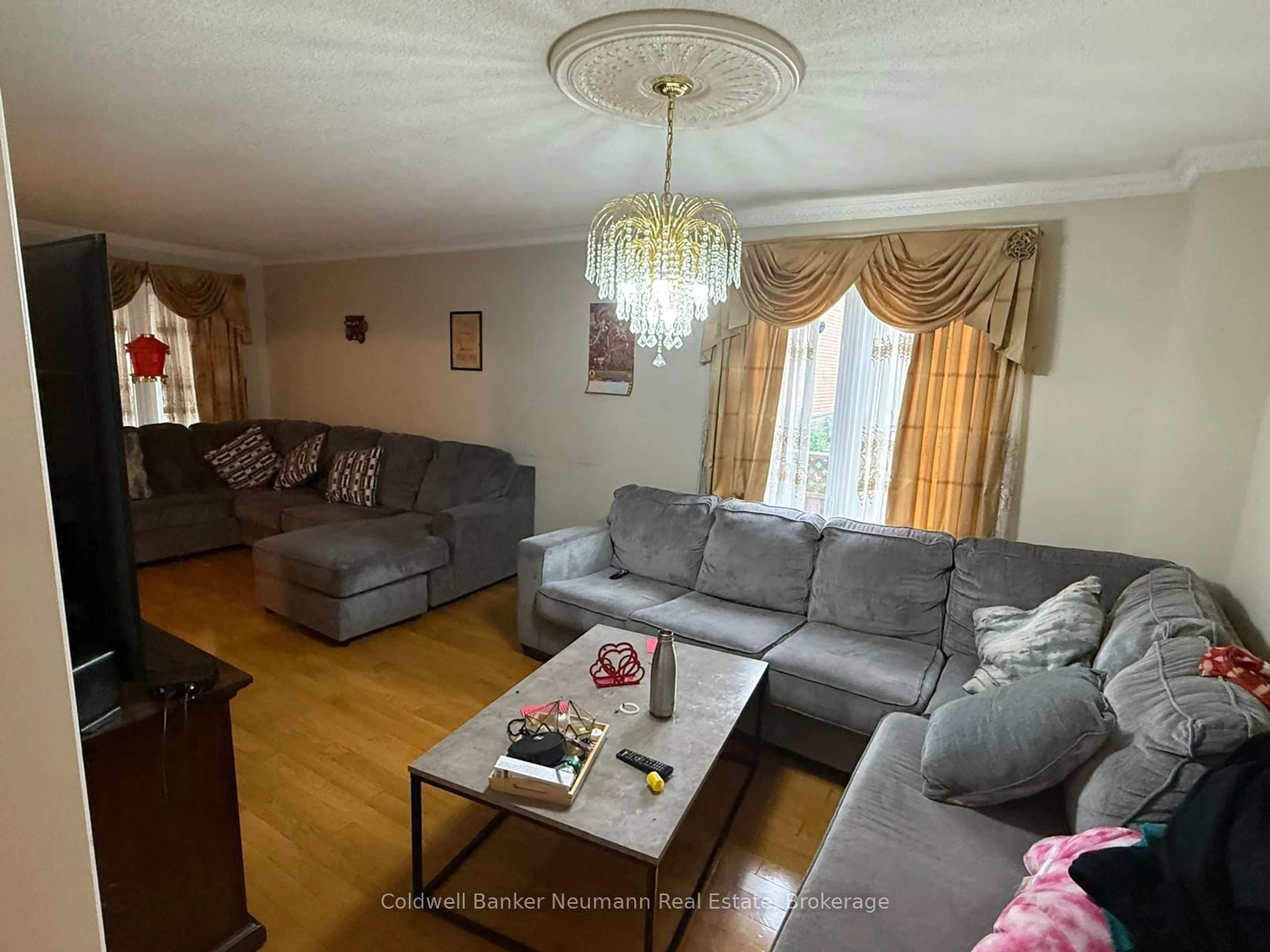 Living room with furniture, wood/laminate floor for 4791 Wild Rose St, Mississauga Ontario L5M 5M7