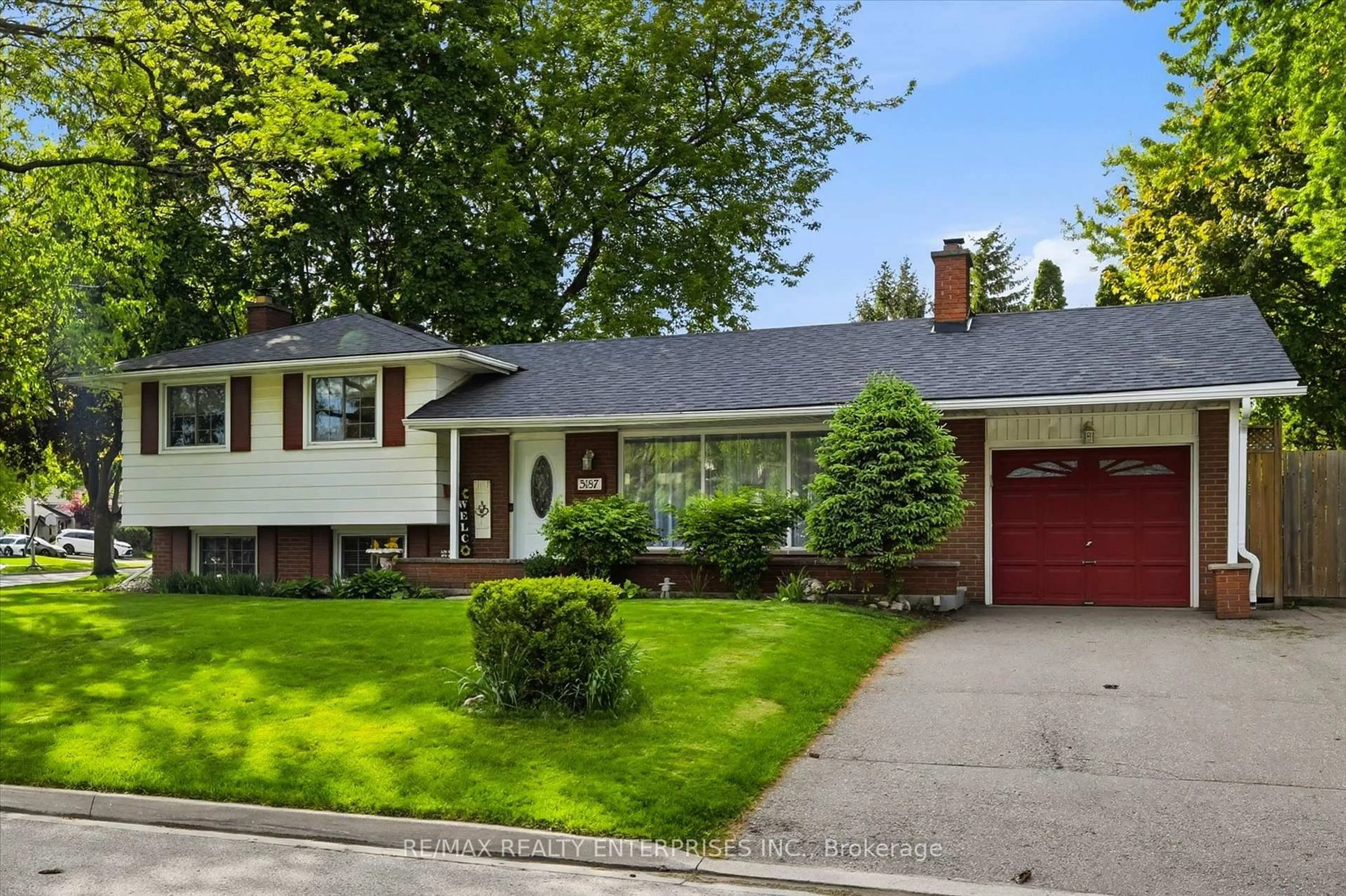 Home with vinyl exterior material, street for 5187 Carousel Crt, Burlington Ontario L7L 3W7