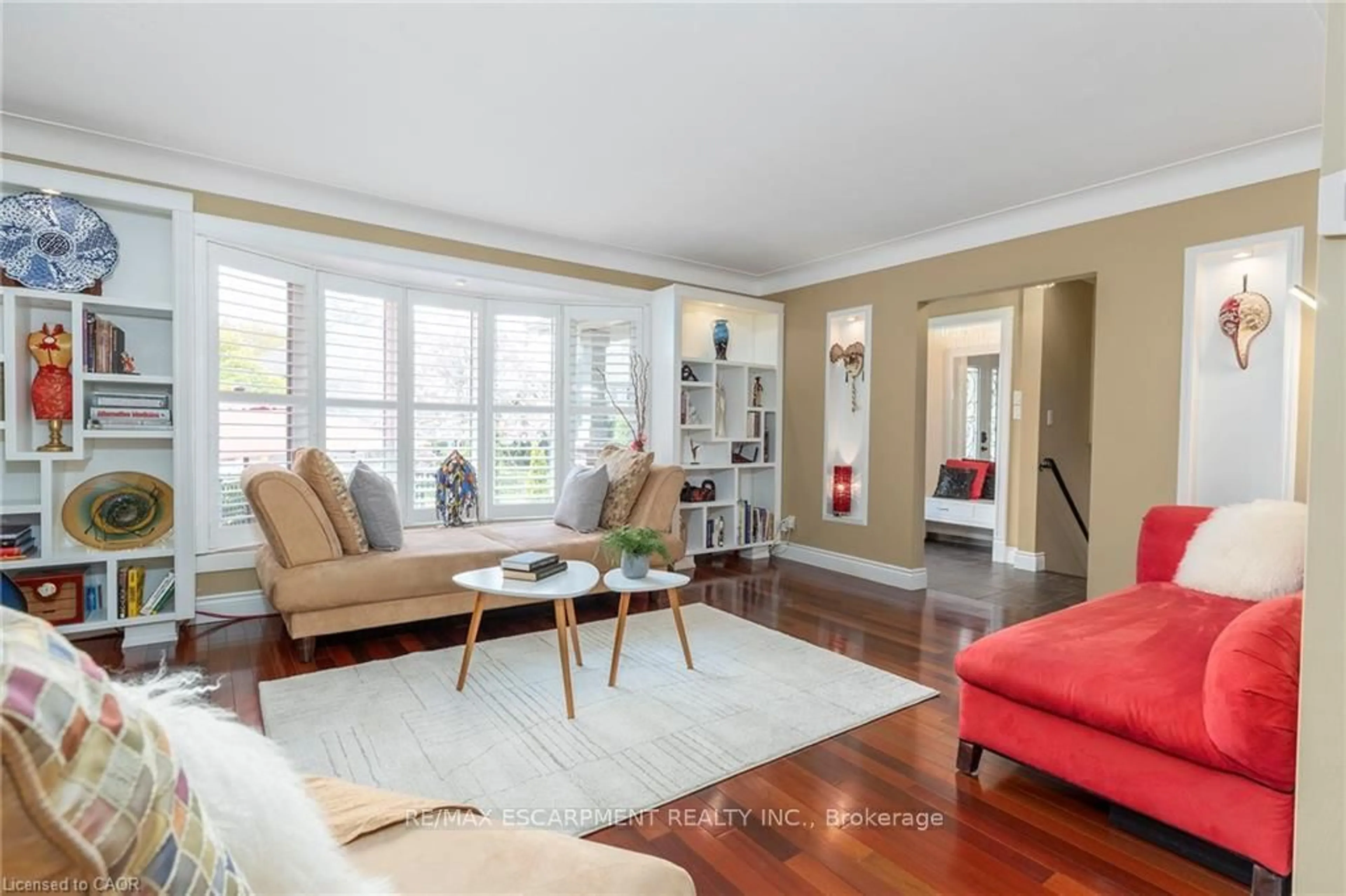 Living room with furniture, wood/laminate floor for 193 Pine Cove Rd, Burlington Ontario L7N 1W1