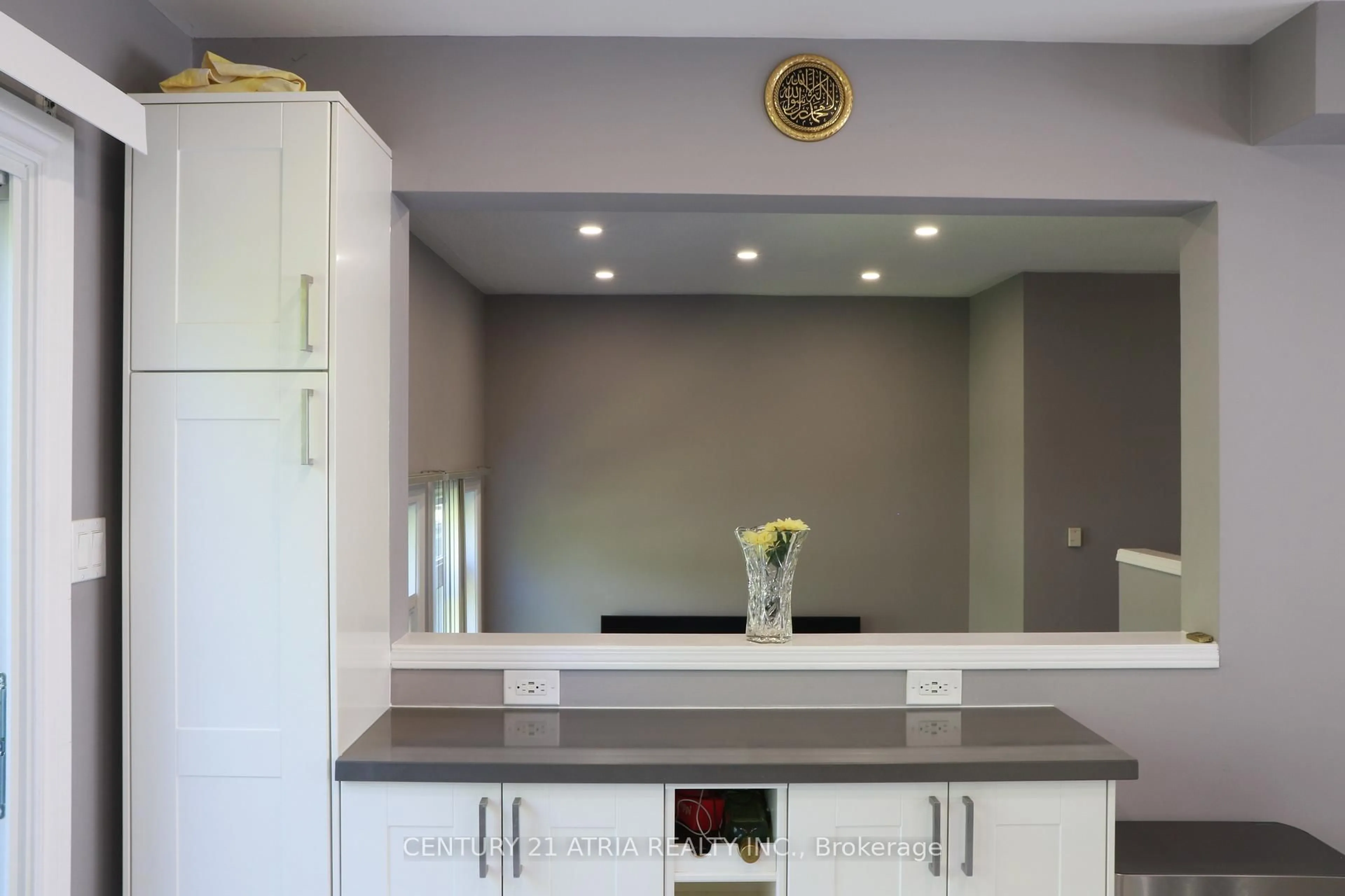 Open concept kitchen, ceramic/tile floor for 7101 Branigan Gate #26, Mississauga Ontario L5N 7S2