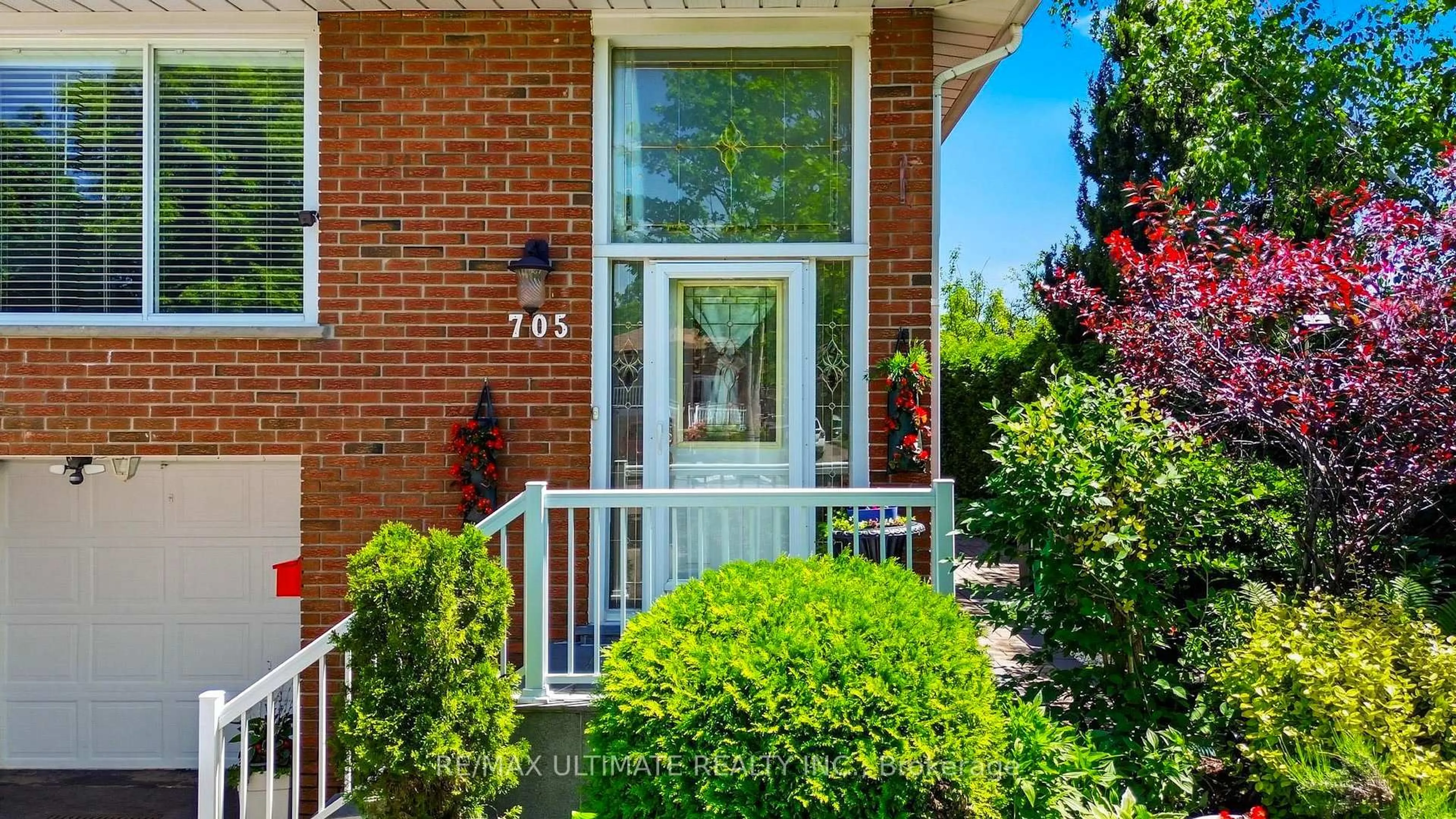 Home with brick exterior material, street for 705 Eaglemount Cres, Mississauga Ontario L5C 1N8