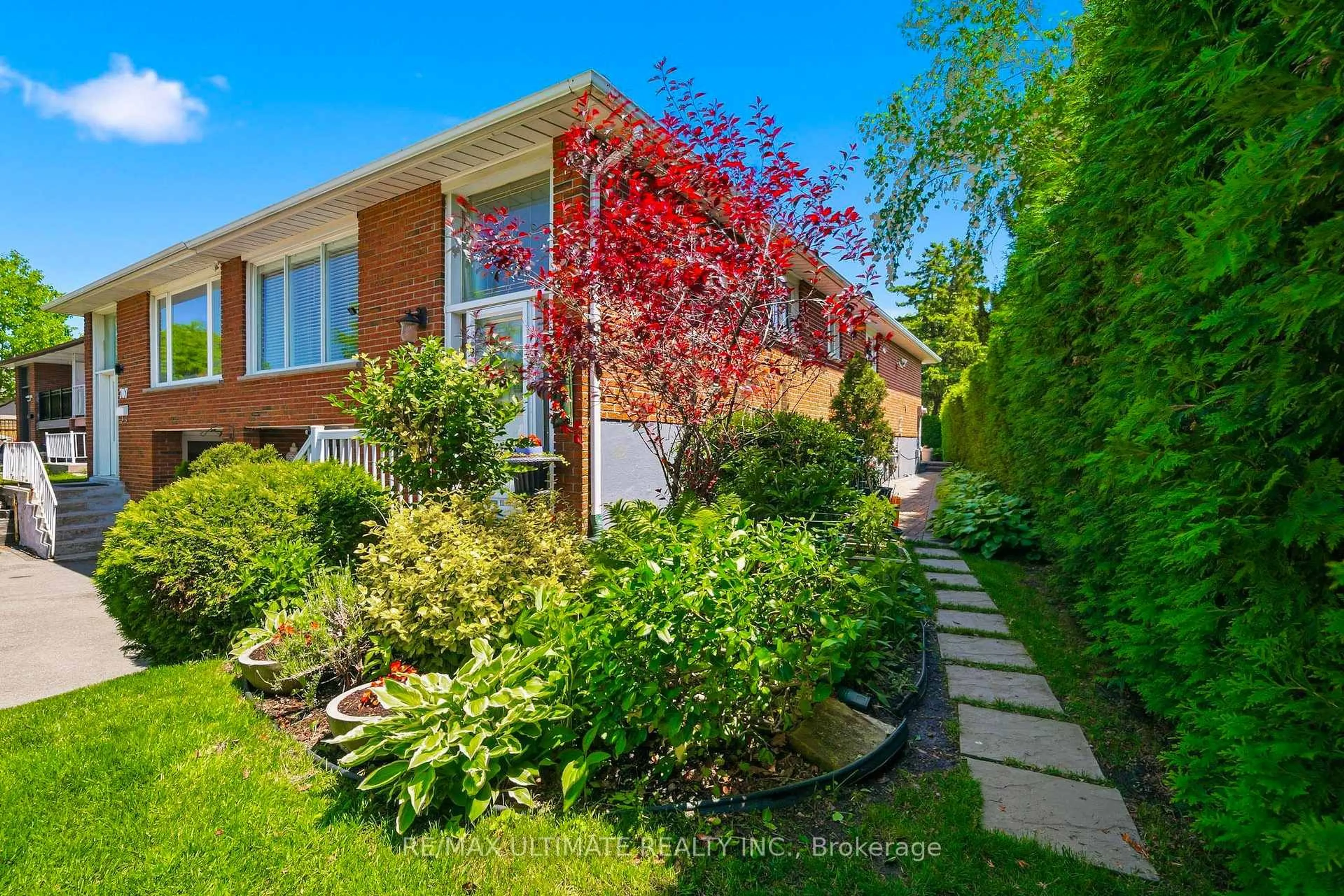 Patio, street for 705 Eaglemount Cres, Mississauga Ontario L5C 1N8