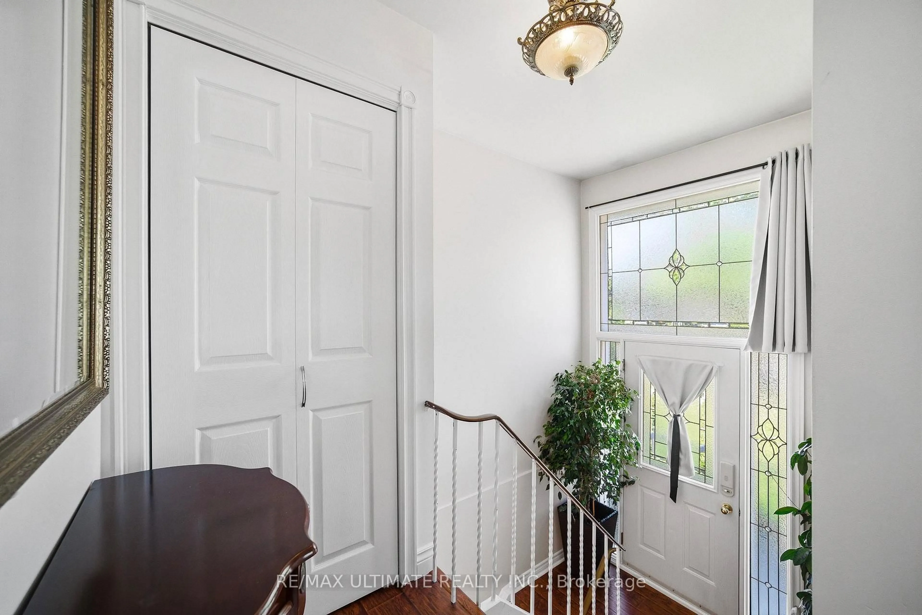 Indoor entryway for 705 Eaglemount Cres, Mississauga Ontario L5C 1N8