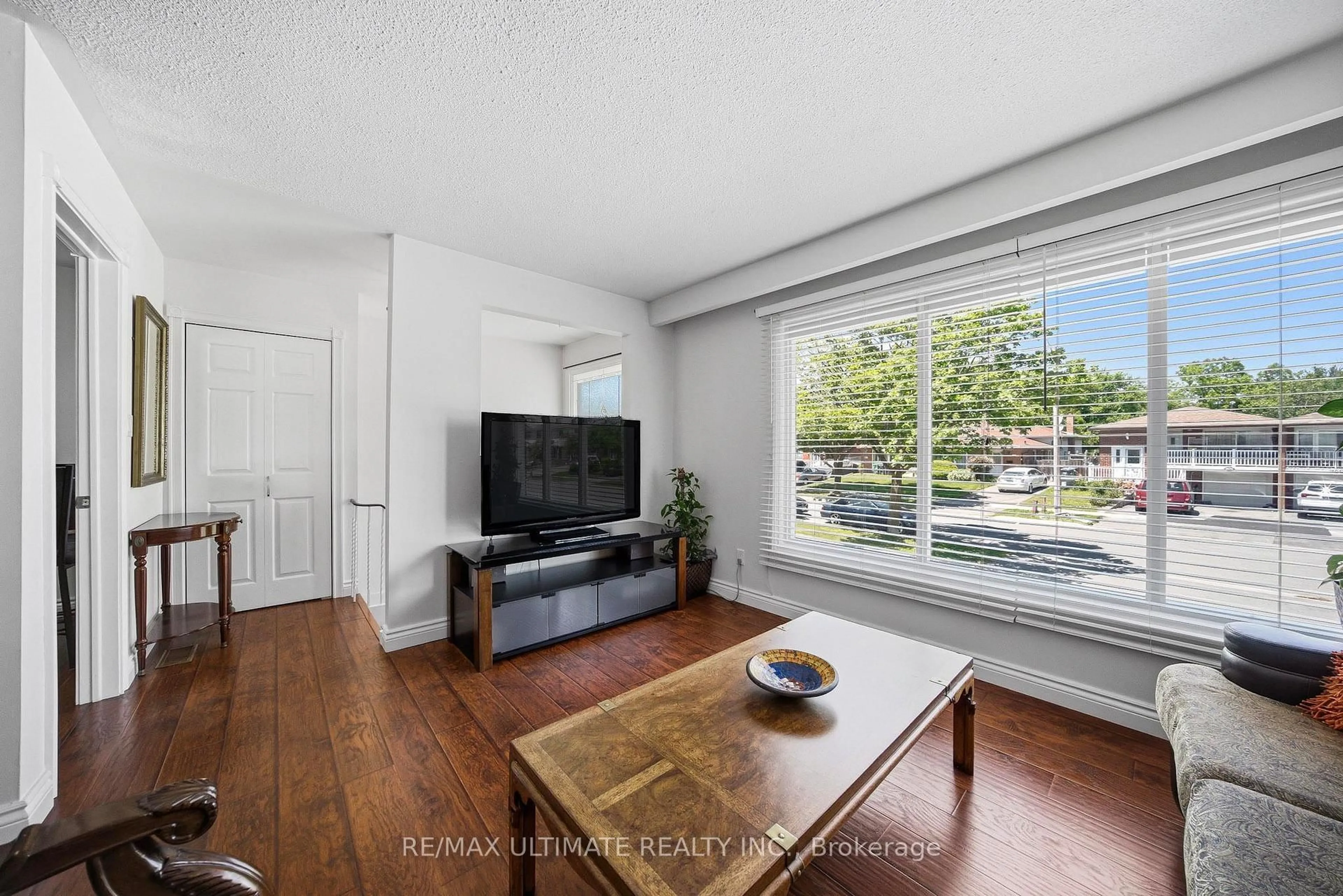 Living room with furniture, unknown for 705 Eaglemount Cres, Mississauga Ontario L5C 1N8
