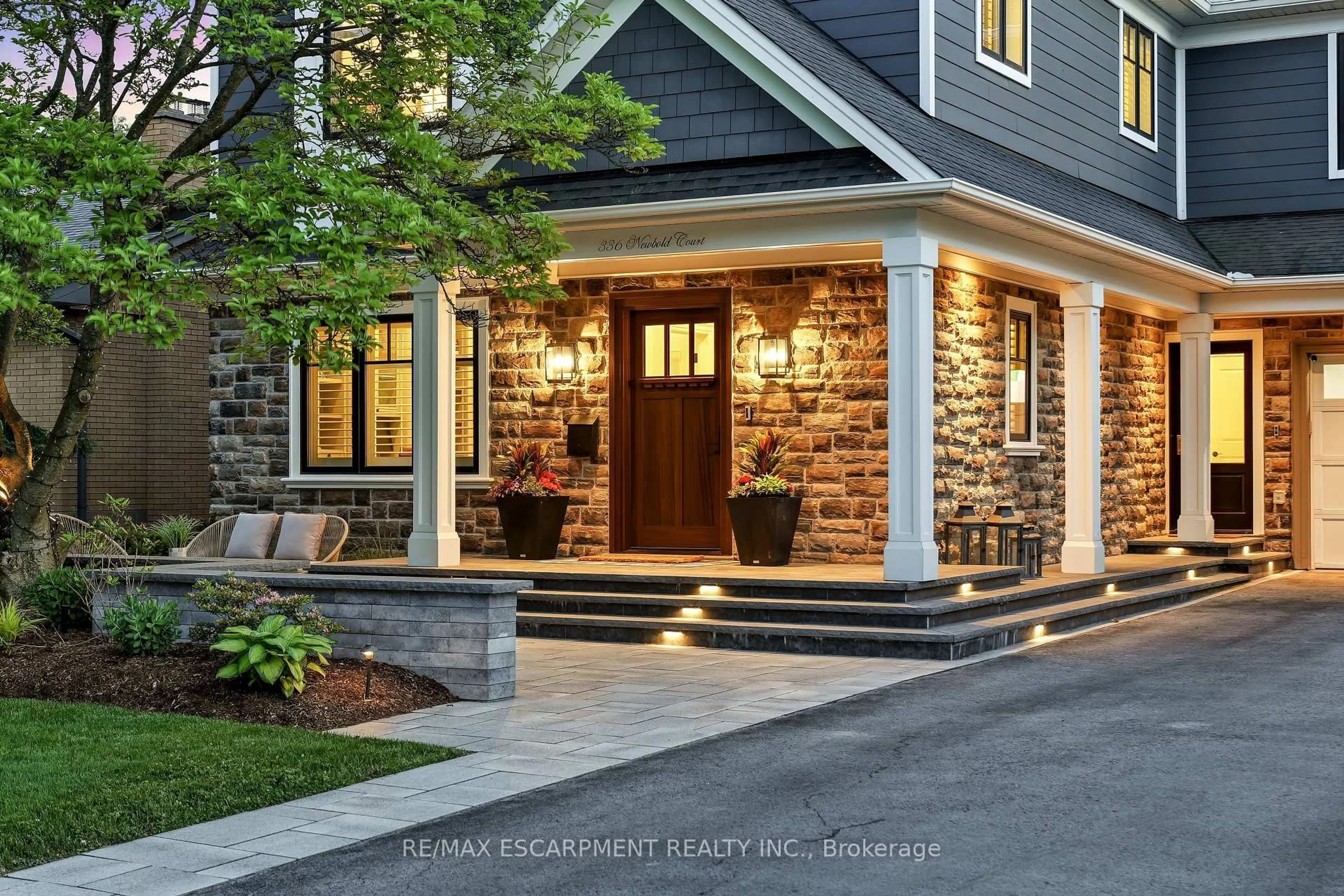 Indoor entryway for 336 Newbold Crt, Burlington Ontario L7R 2Y6