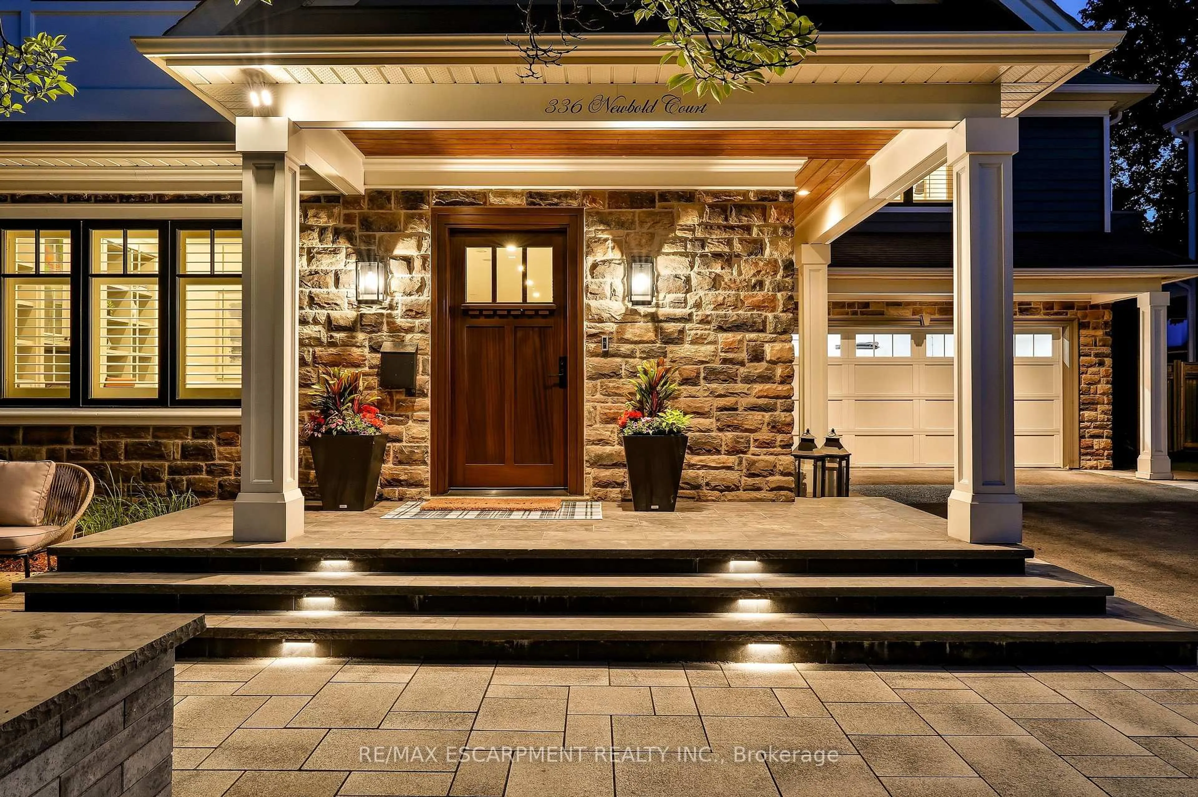 Indoor entryway for 336 Newbold Crt, Burlington Ontario L7R 2Y6