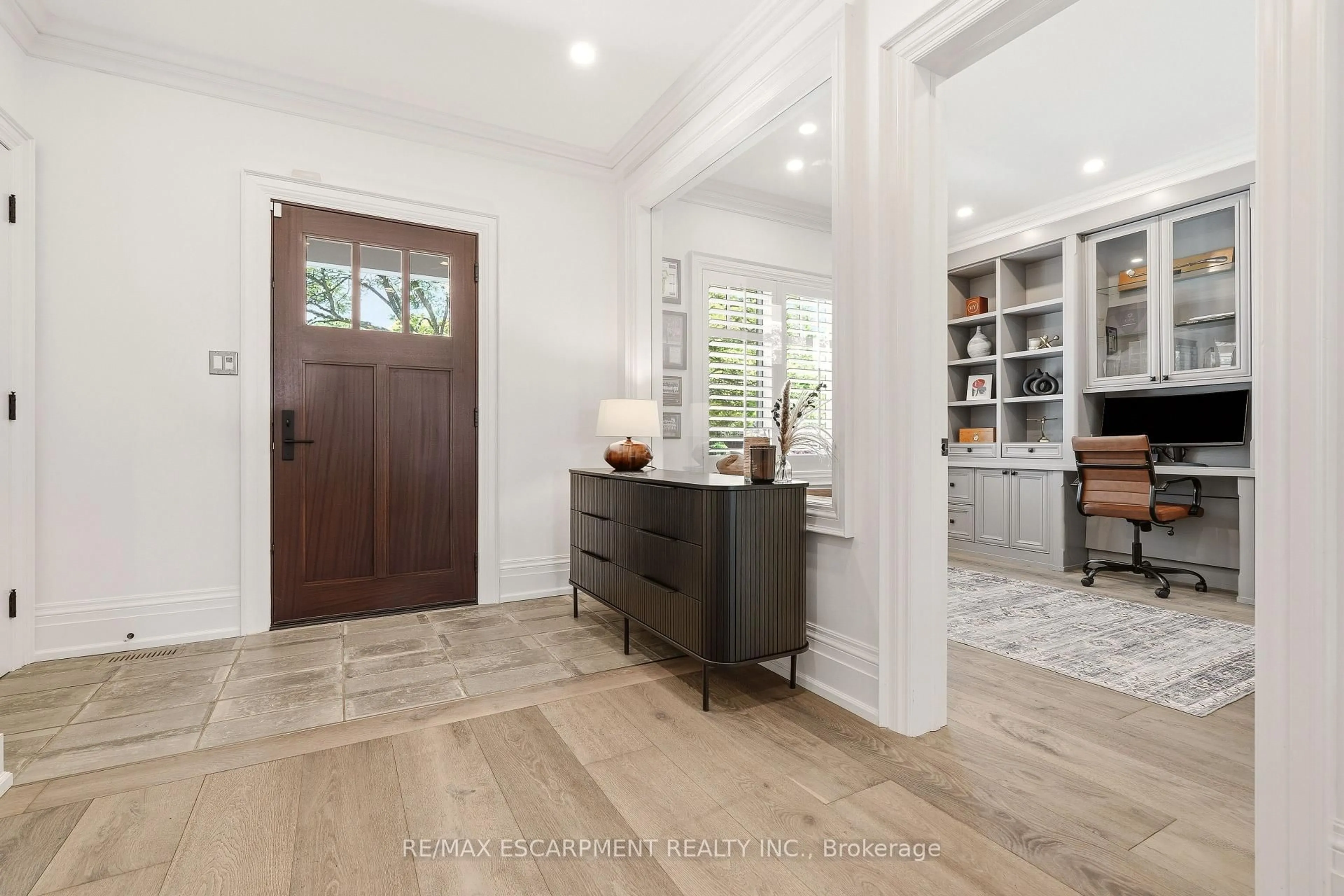 Indoor entryway for 336 Newbold Crt, Burlington Ontario L7R 2Y6