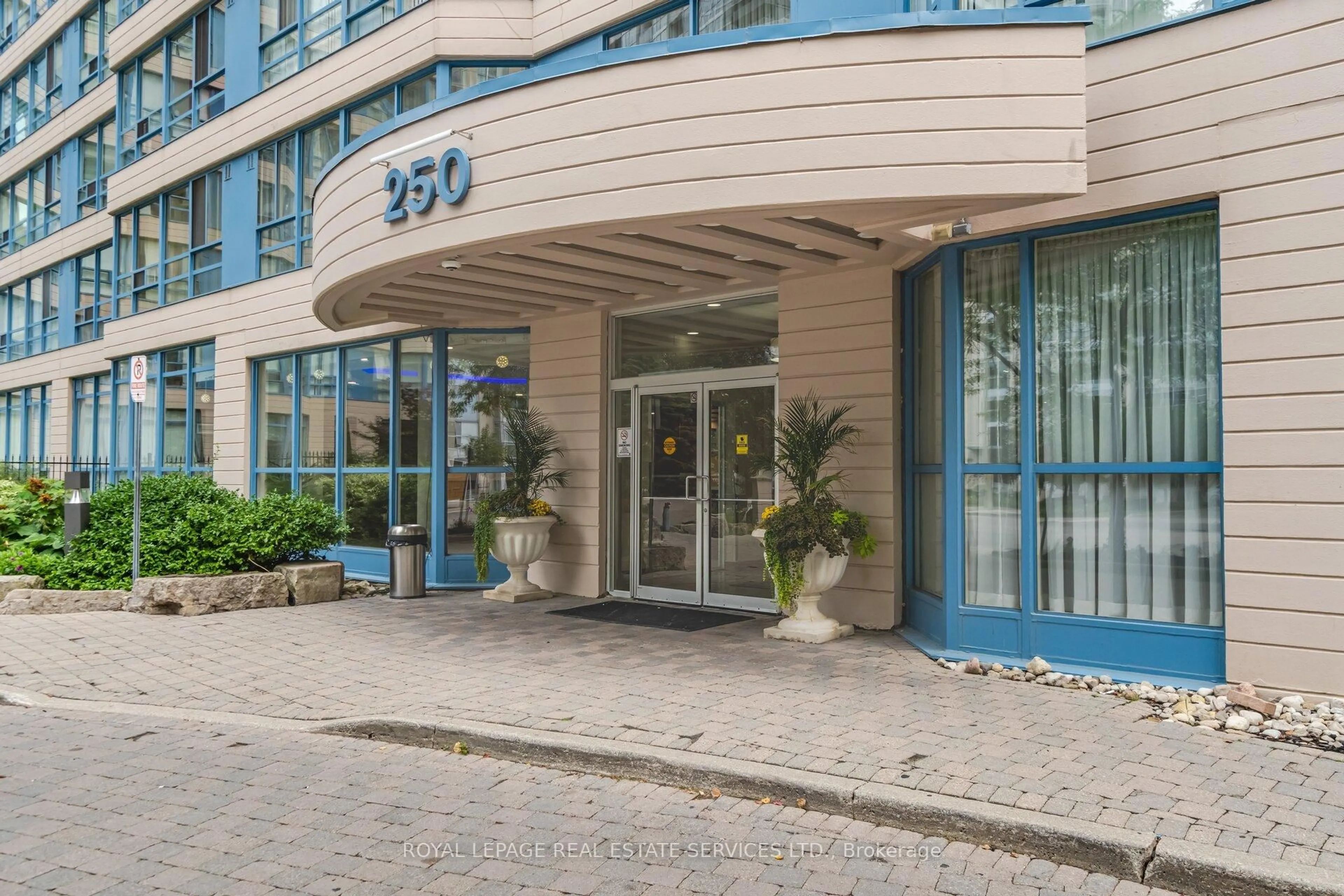 Patio, building for 250 Webb Dr #PH05, Mississauga Ontario L5B 3Z4