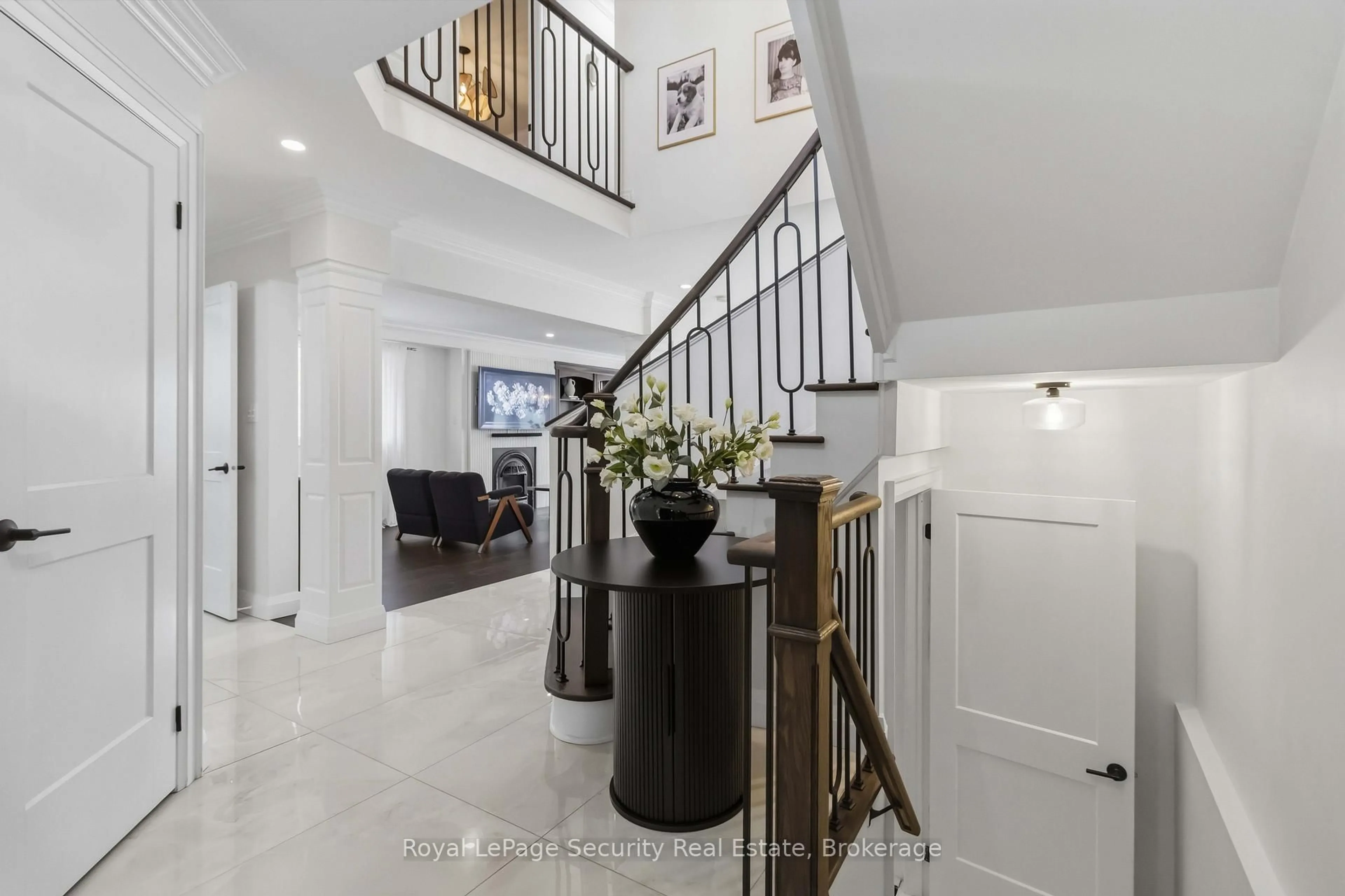 Indoor foyer for 3 Natureview Crt, Caledon Ontario L7E 2N2