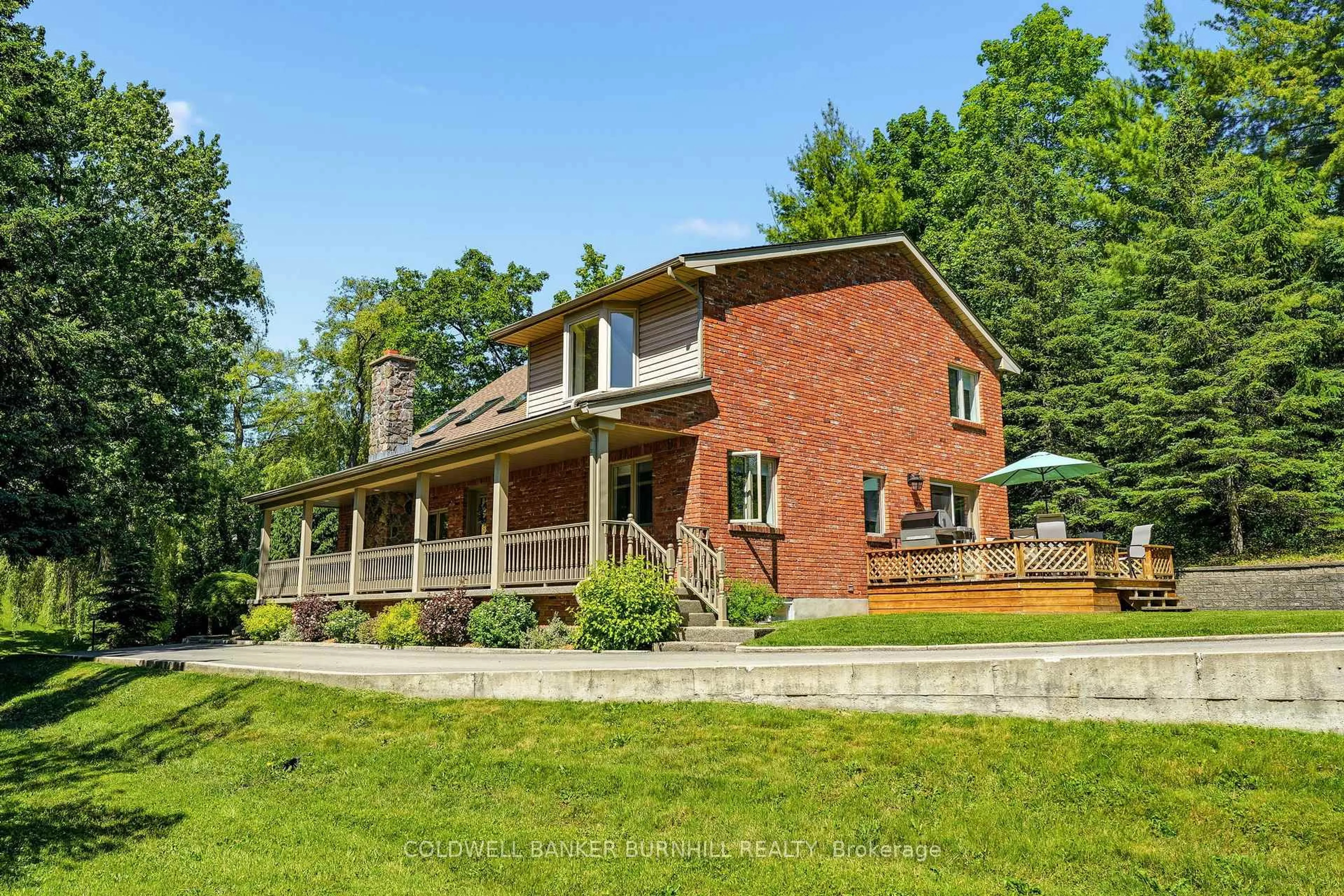 Home with brick exterior material, building for 1811 Old Waterdown Rd, Burlington Ontario L7P 0T2