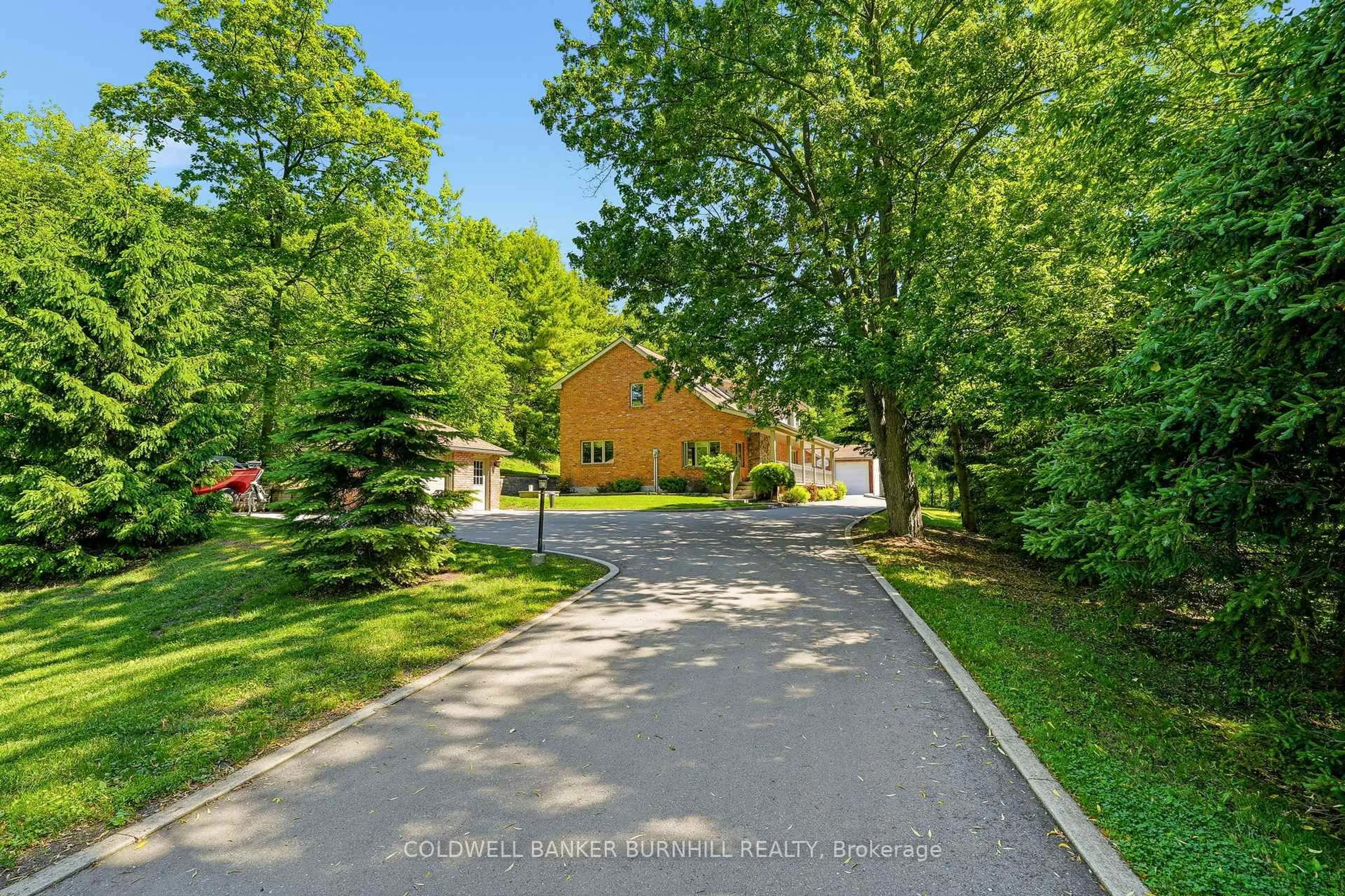 A pic from outside/outdoor area/front of a property/back of a property/a pic from drone, street for 1811 Old Waterdown Rd, Burlington Ontario L7P 0T2