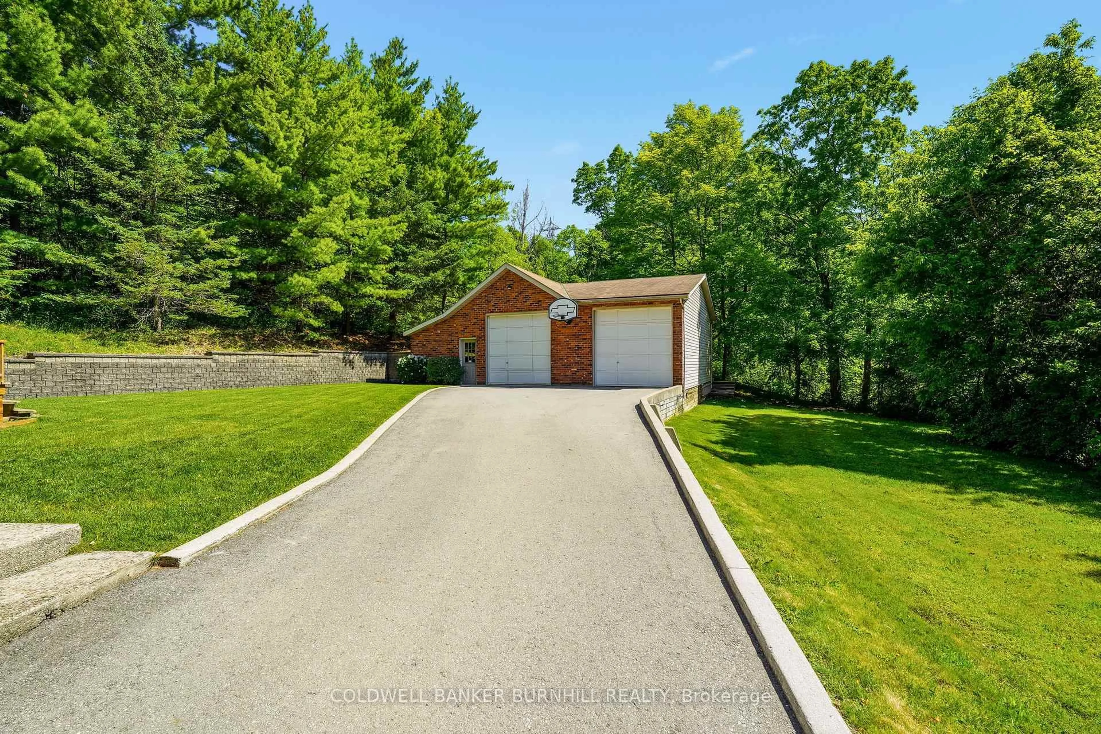 A pic from outside/outdoor area/front of a property/back of a property/a pic from drone, unknown for 1811 Old Waterdown Rd, Burlington Ontario L7P 0T2