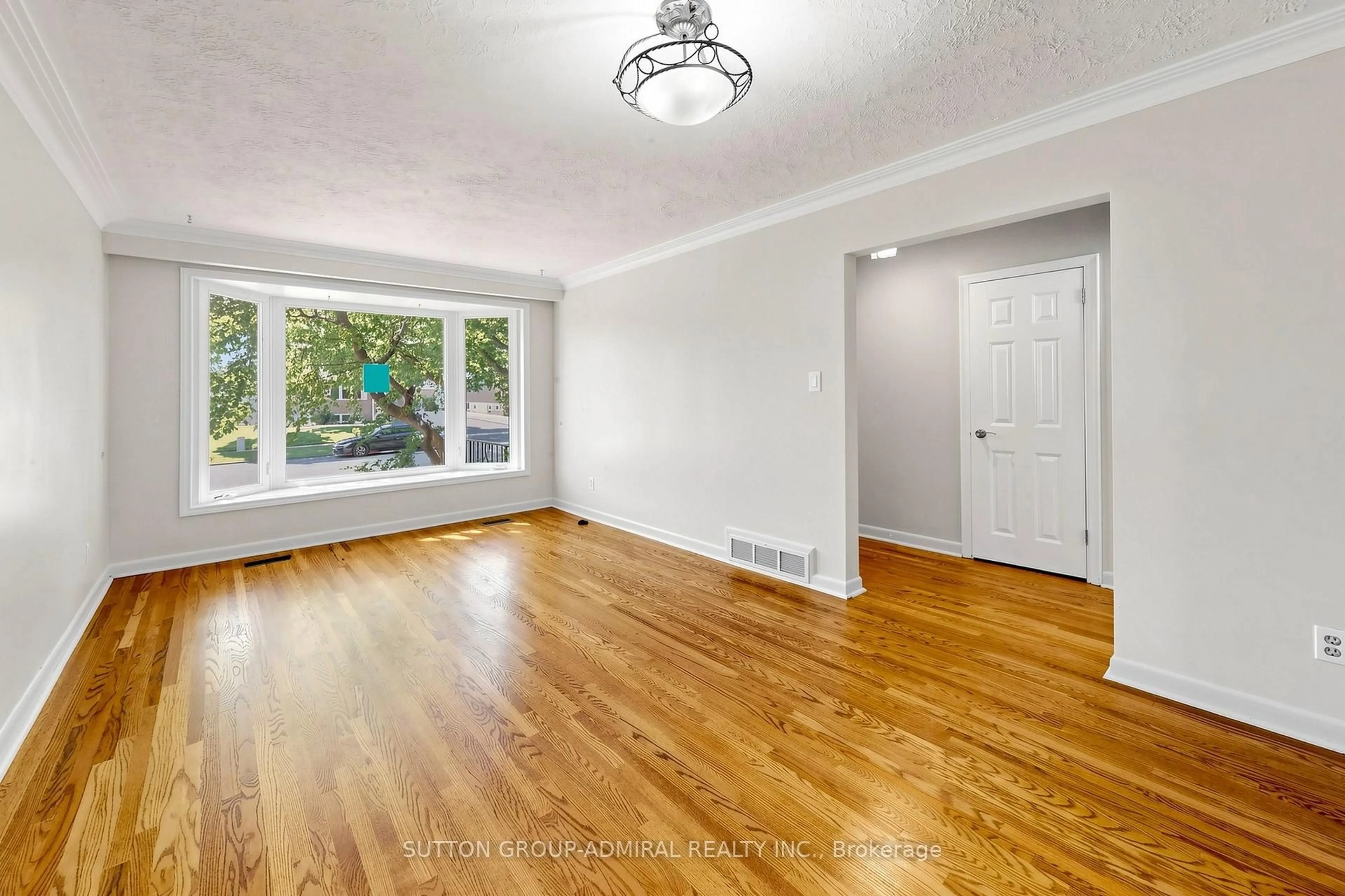 A pic of a room for 34 Paragon Rd, Toronto Ontario M9R 1J8