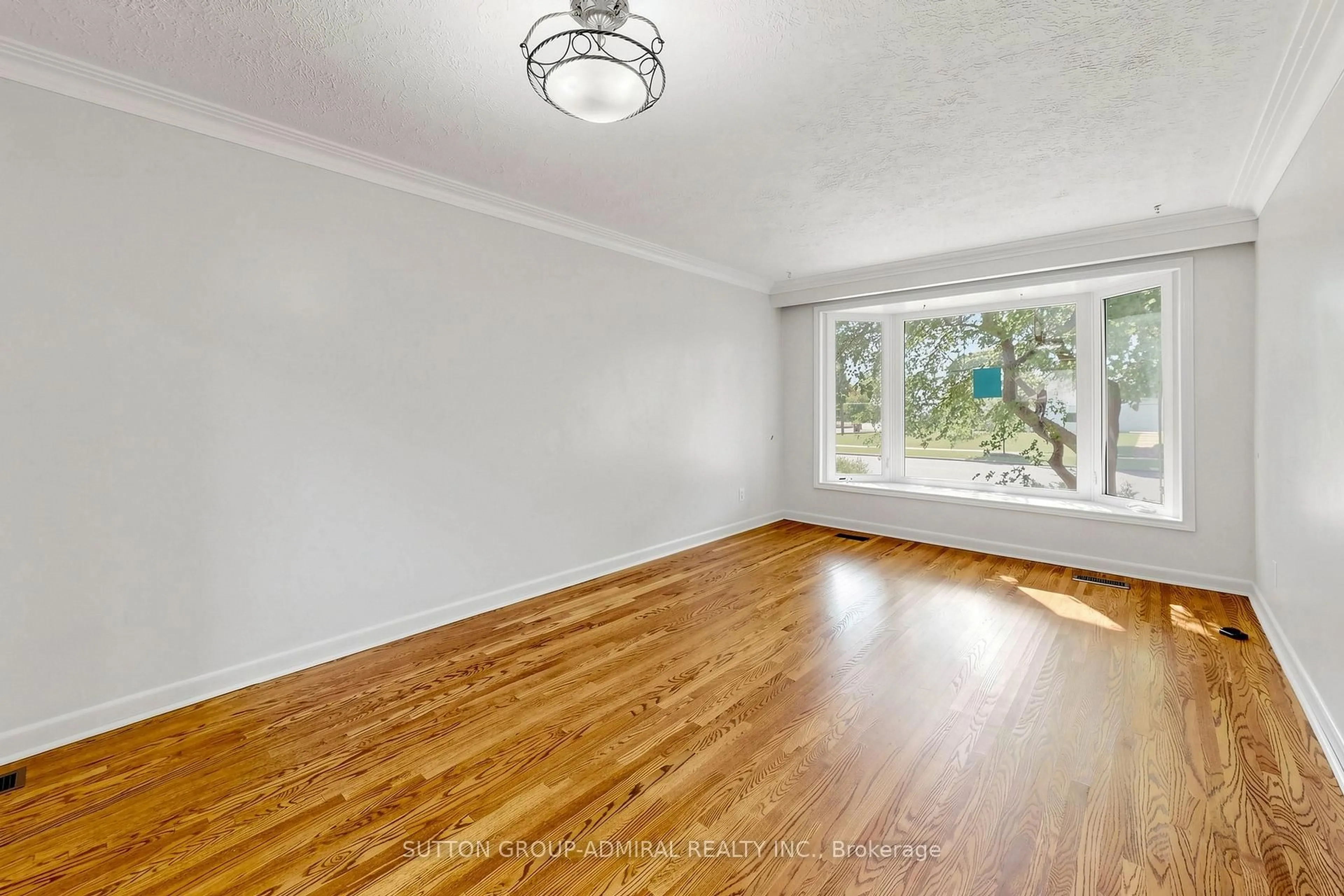A pic of a room for 34 Paragon Rd, Toronto Ontario M9R 1J8